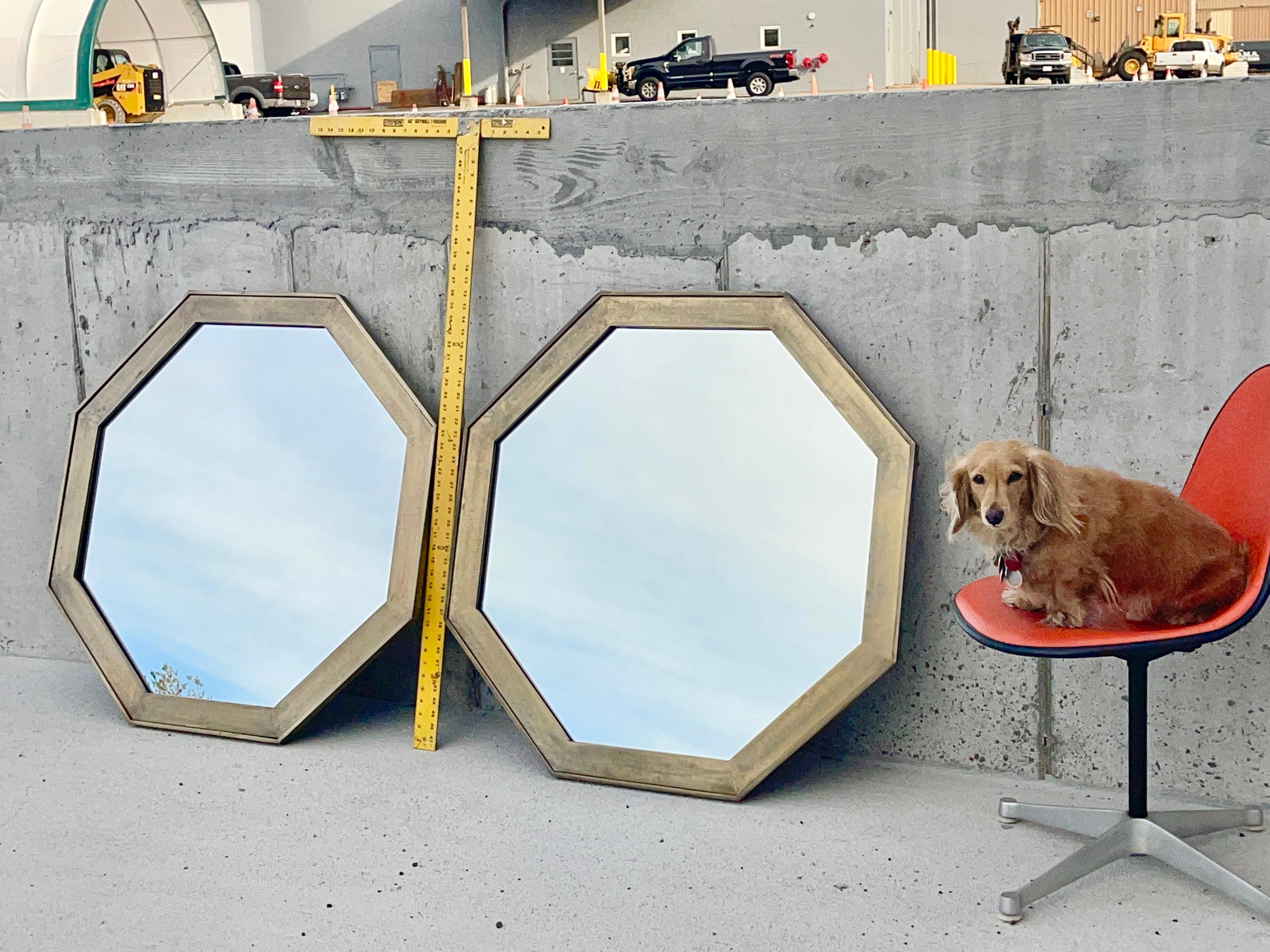 Pareja de espejos octogonales de latón de Widdicomb en venta 10