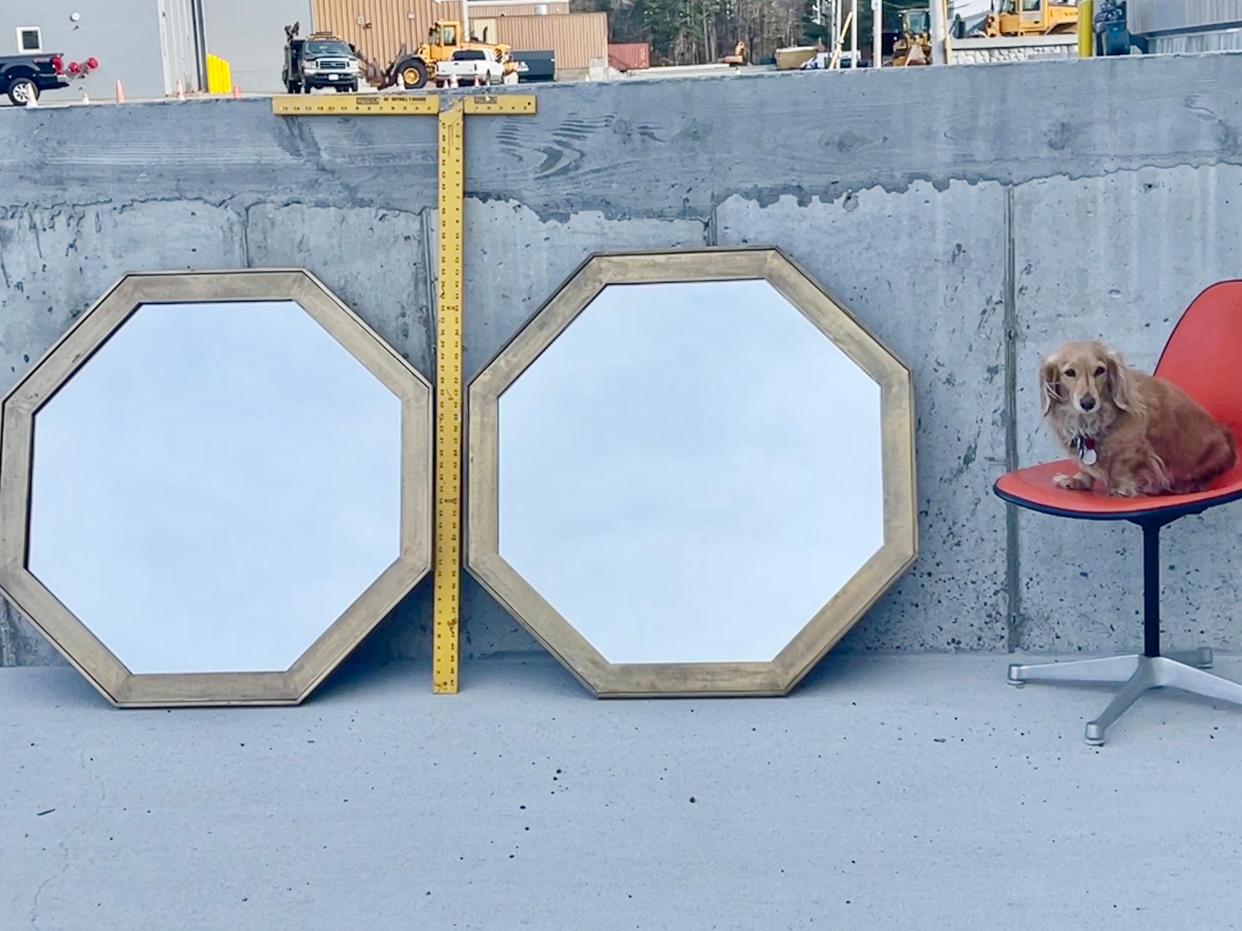 Pareja de espejos octogonales de latón de Widdicomb en venta 11