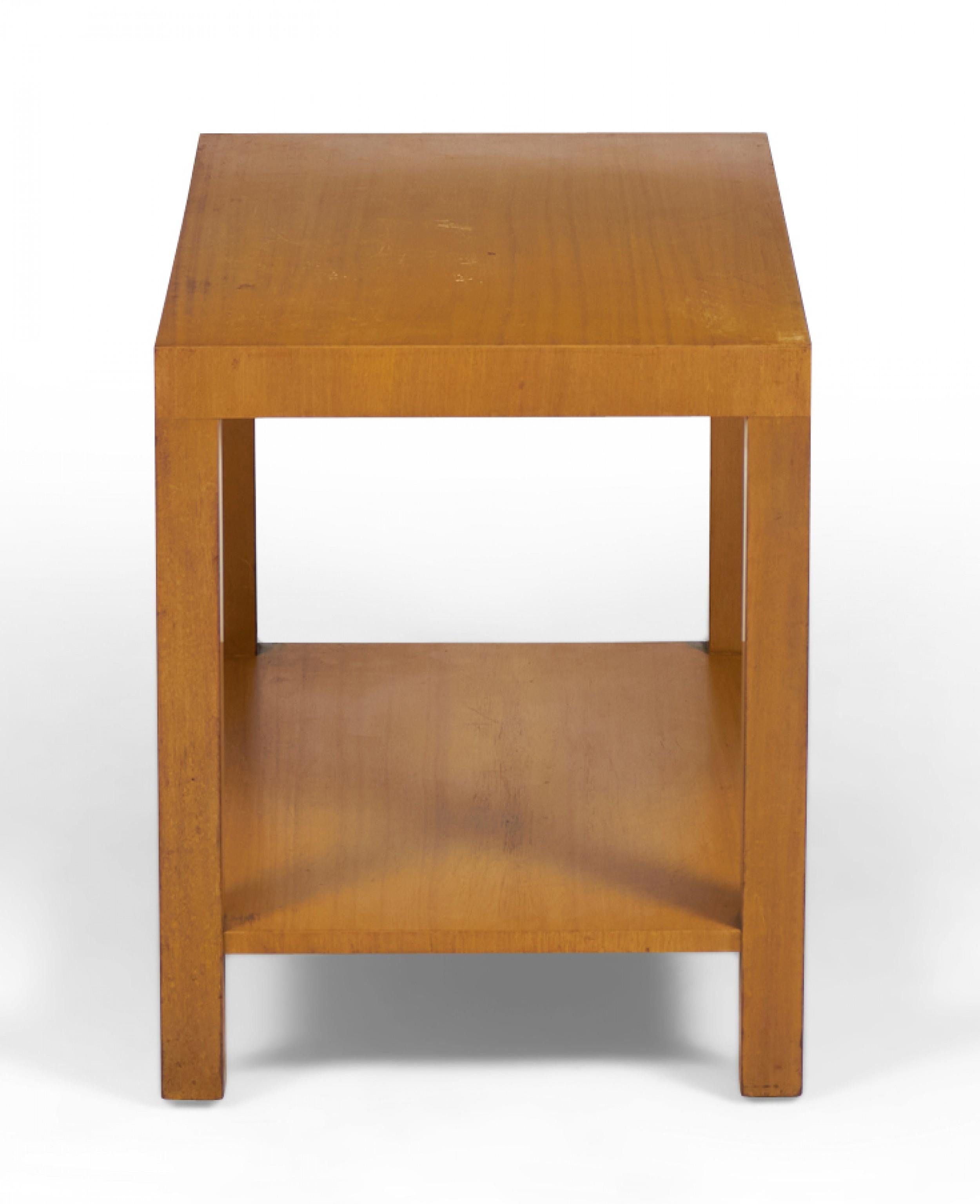 Bois Paire de tables d'appoint Widdicomb en bois de style Parsons américain moderne du milieu du siècle dernier en vente
