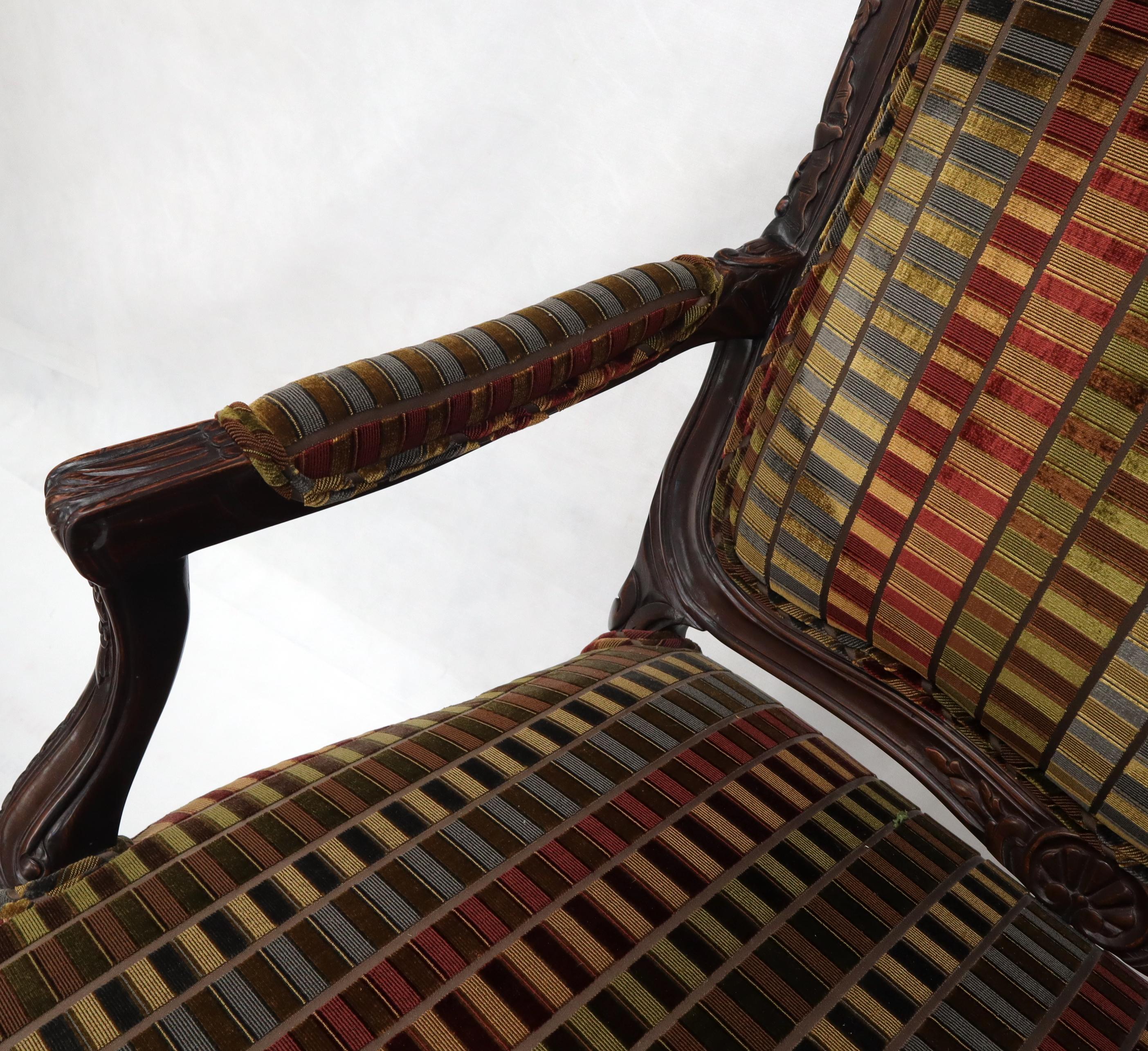 Paire de larges chaises longues de salon de style provincial français sculptées pour cheminée en vente 2