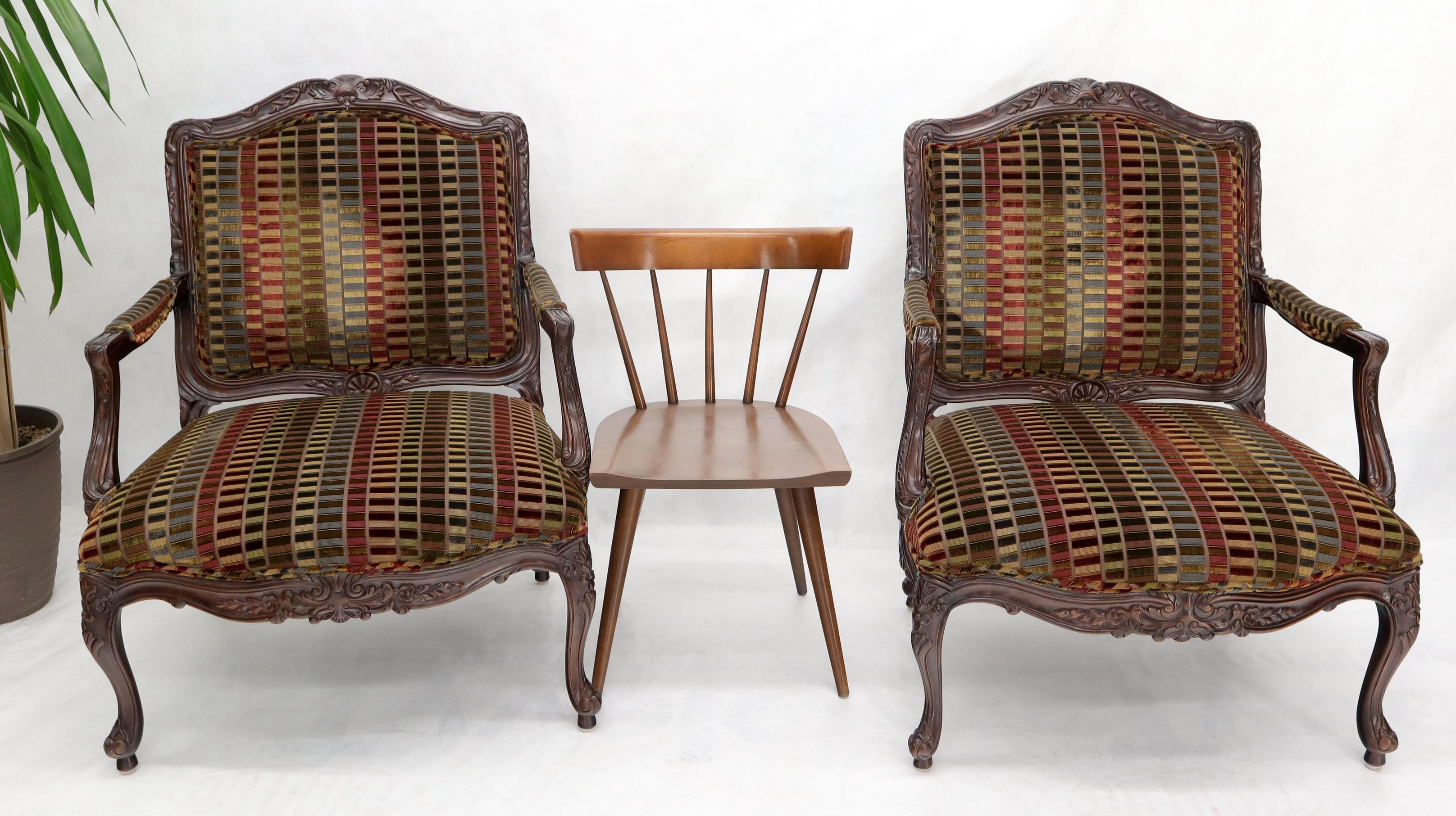 Paire de larges chaises longues de salon de style provincial français sculptées pour cheminée Excellent état - En vente à Rockaway, NJ