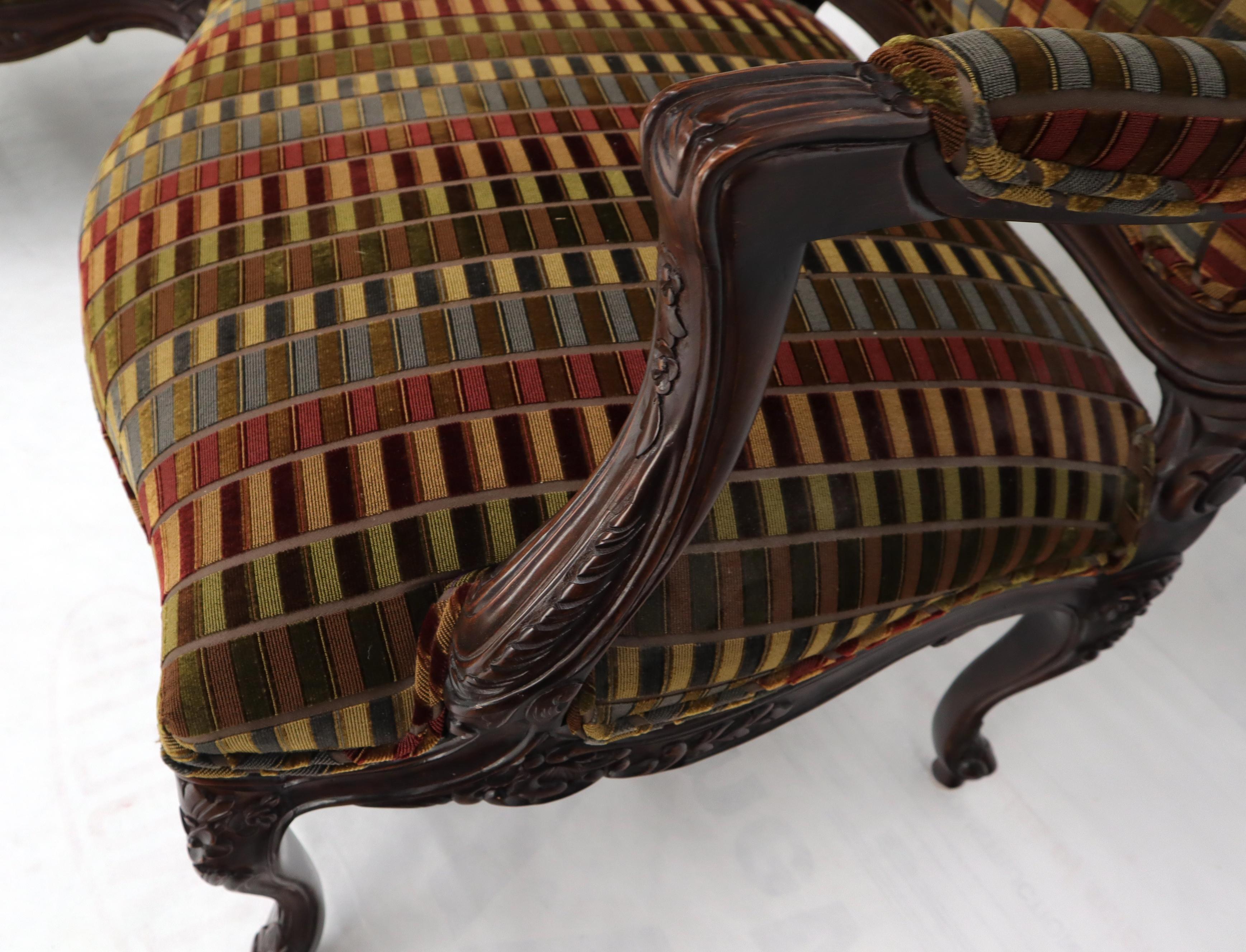 20ième siècle Paire de larges chaises longues de salon de style provincial français sculptées pour cheminée en vente