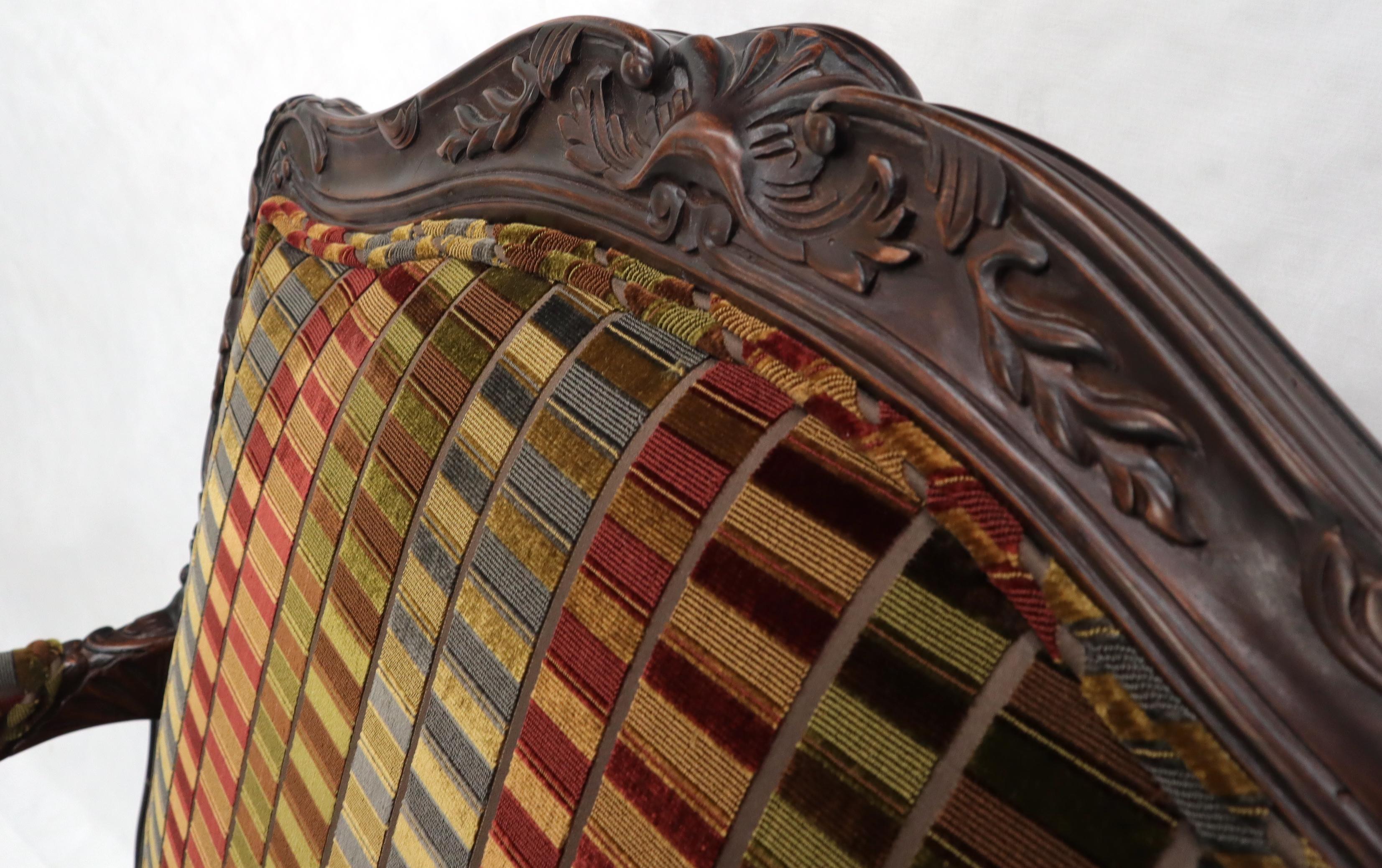 Tissu d'ameublement Paire de larges chaises longues de salon de style provincial français sculptées pour cheminée en vente