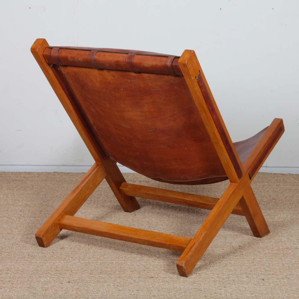 Pair of wide wood and leather armchairs from the 1980s en vente 4
