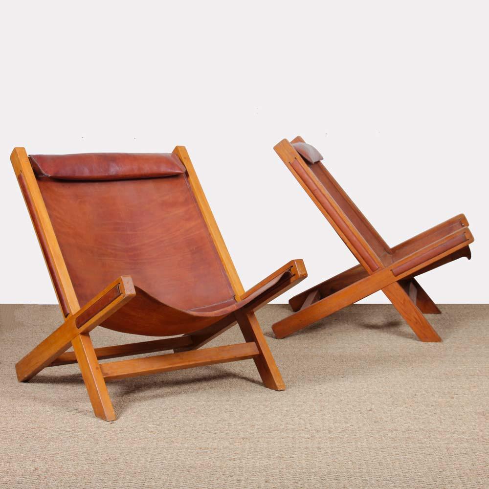 Français Pair of wide wood and leather armchairs from the 1980s en vente