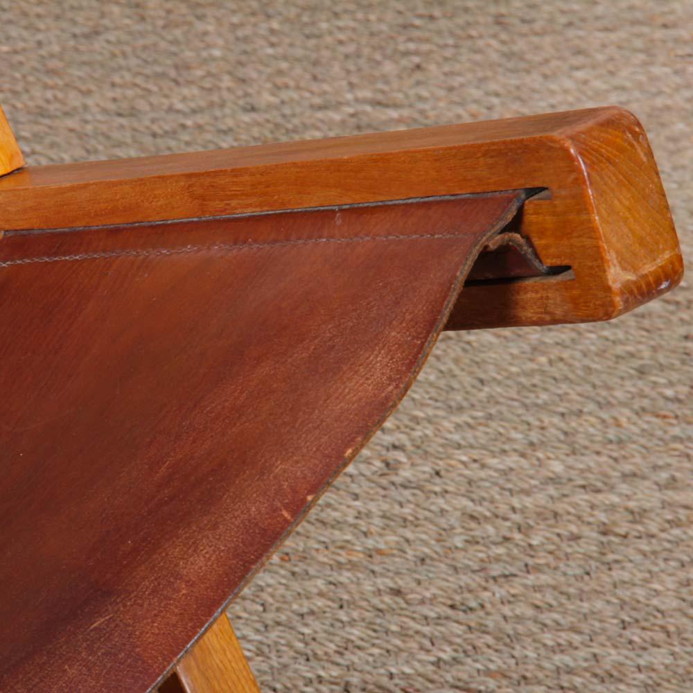Fin du 20e siècle Pair of wide wood and leather armchairs from the 1980s en vente