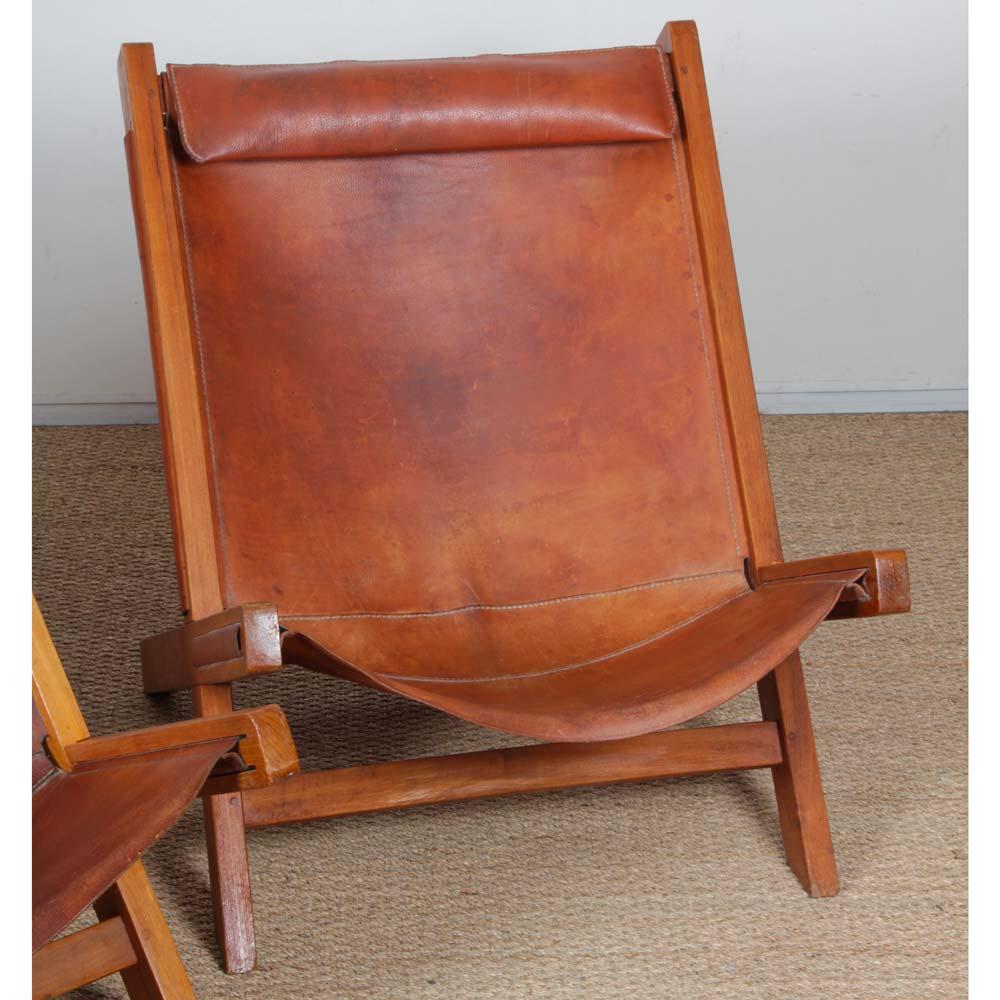 Cuir Pair of wide wood and leather armchairs from the 1980s en vente