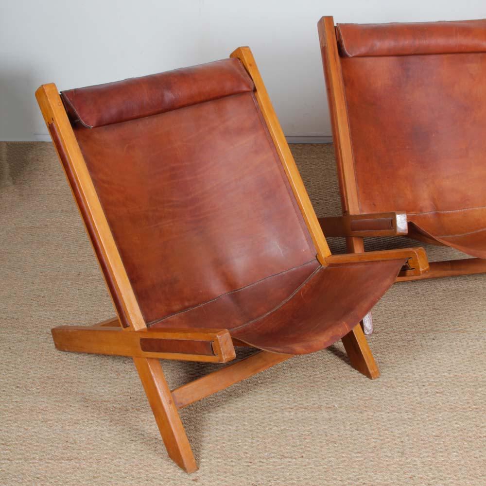Pair of wide wood and leather armchairs from the 1980s en vente 1