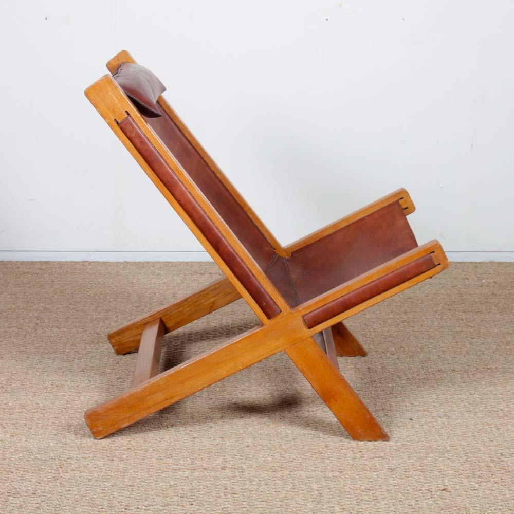 Pair of wide wood and leather armchairs from the 1980s en vente 2