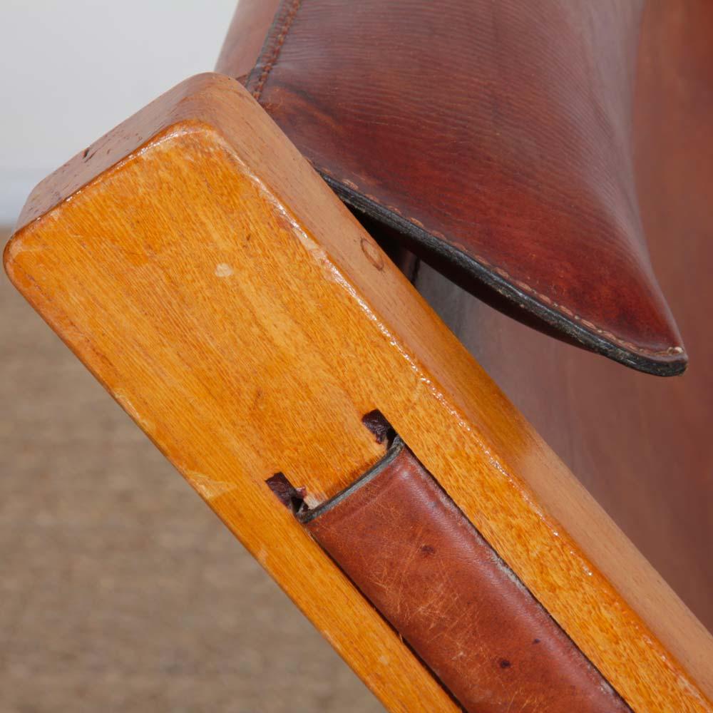 Pair of wide wood and leather armchairs from the 1980s en vente 3