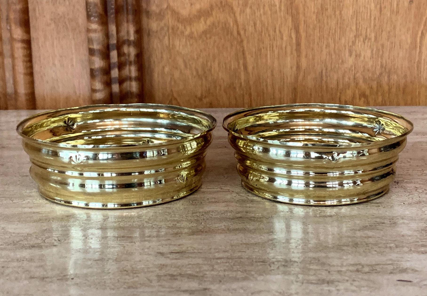 A pair of brass bowl in stepped concentric form designed by Dagobert Peche (Austrian, 1887-1923) and for Wiener Werkstatte circa 1910s-1920s. In the iconic style of Vienna Secession, these small bowls take a geometrical form and were subtly