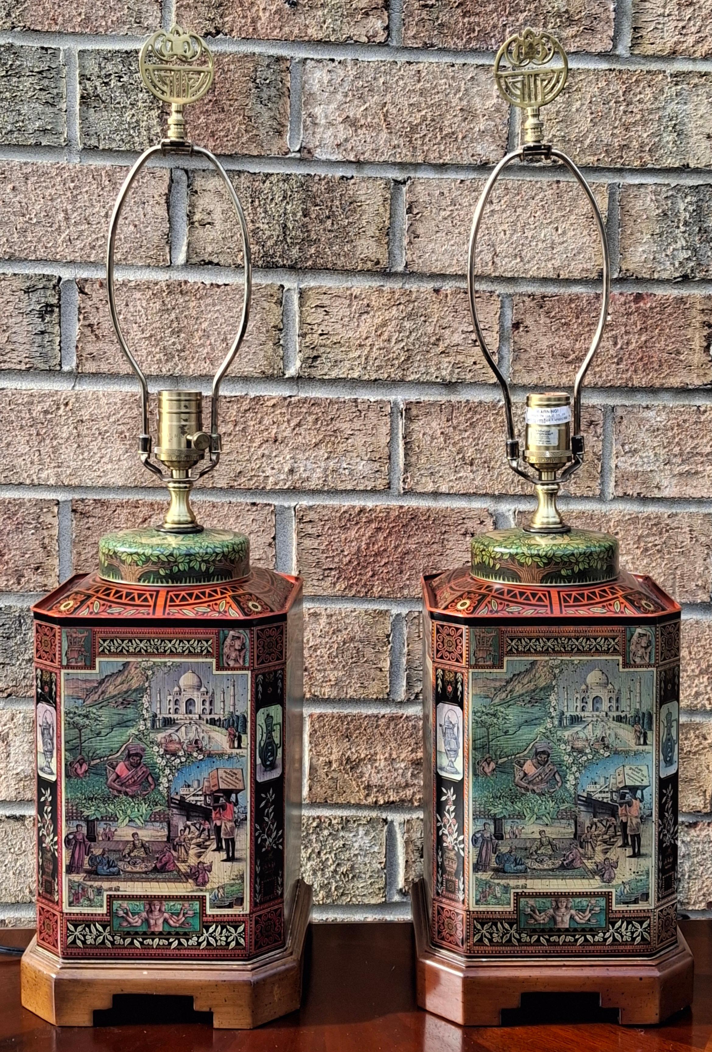 Paire de lampes de table Wildwood Lamp Company en étain et base en bois en très bon état.
Dimensions : 8