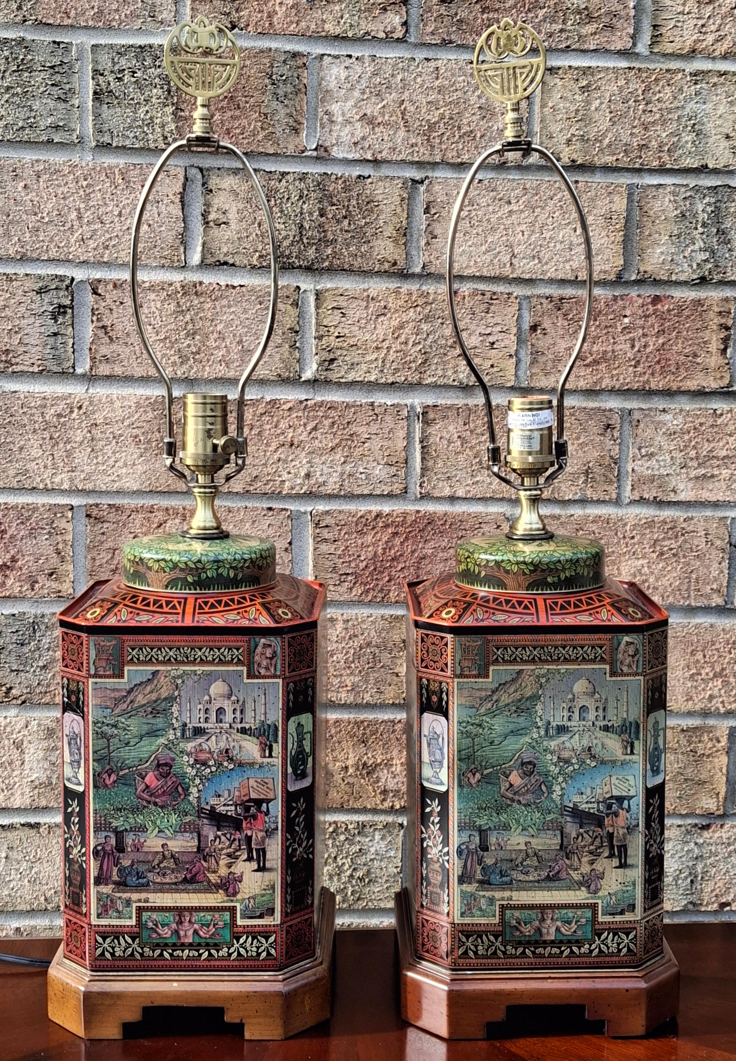 Anglo-japonais Paire de lampes de table Wildwood Lamps en étain et base en bois, avec boîte à thé en tôle japonaise en vente