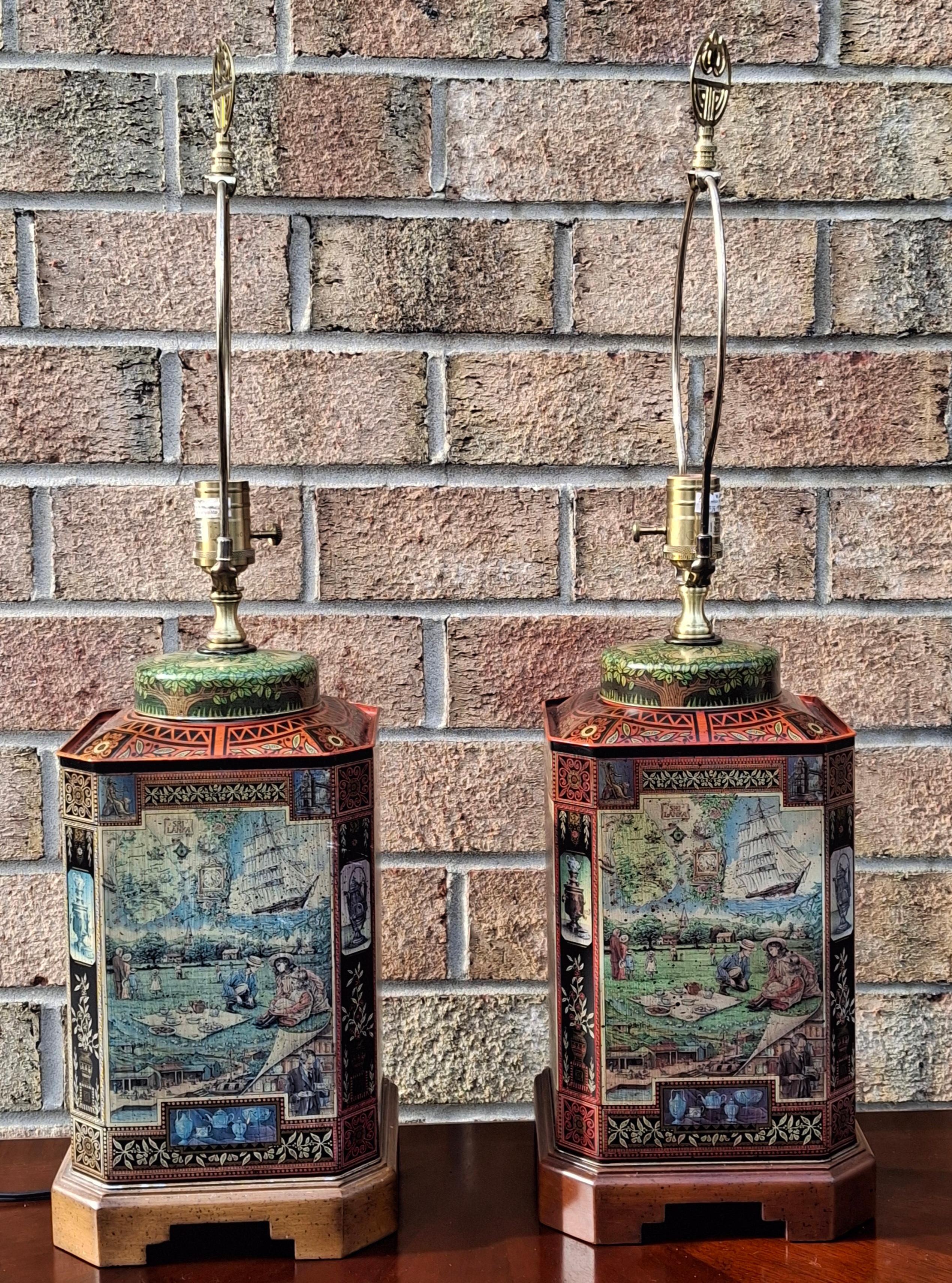 Américain Paire de lampes de table Wildwood Lamps en étain et base en bois, avec boîte à thé en tôle japonaise en vente