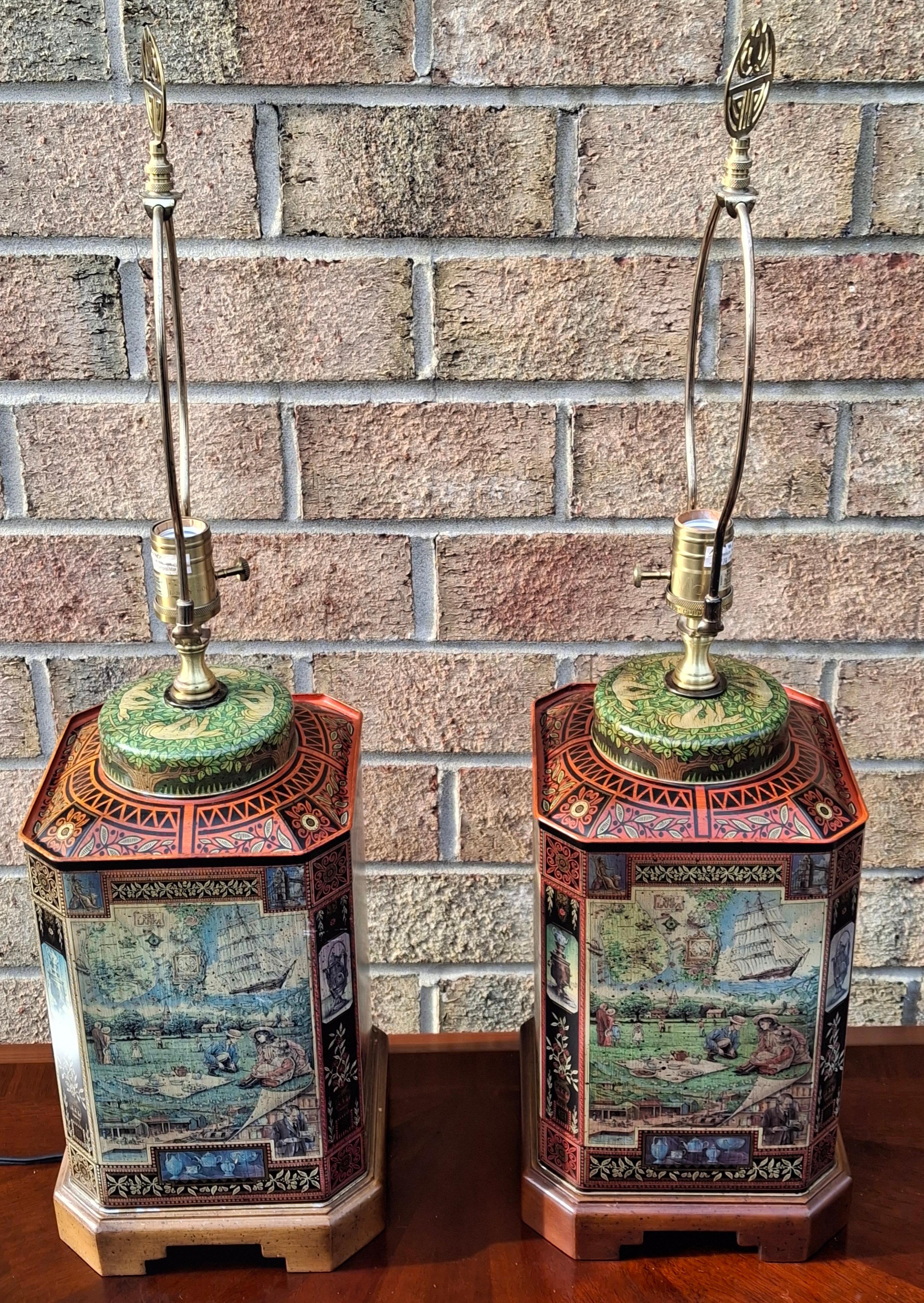 Laque japonaise Paire de lampes de table Wildwood Lamps en étain et base en bois, avec boîte à thé en tôle japonaise en vente