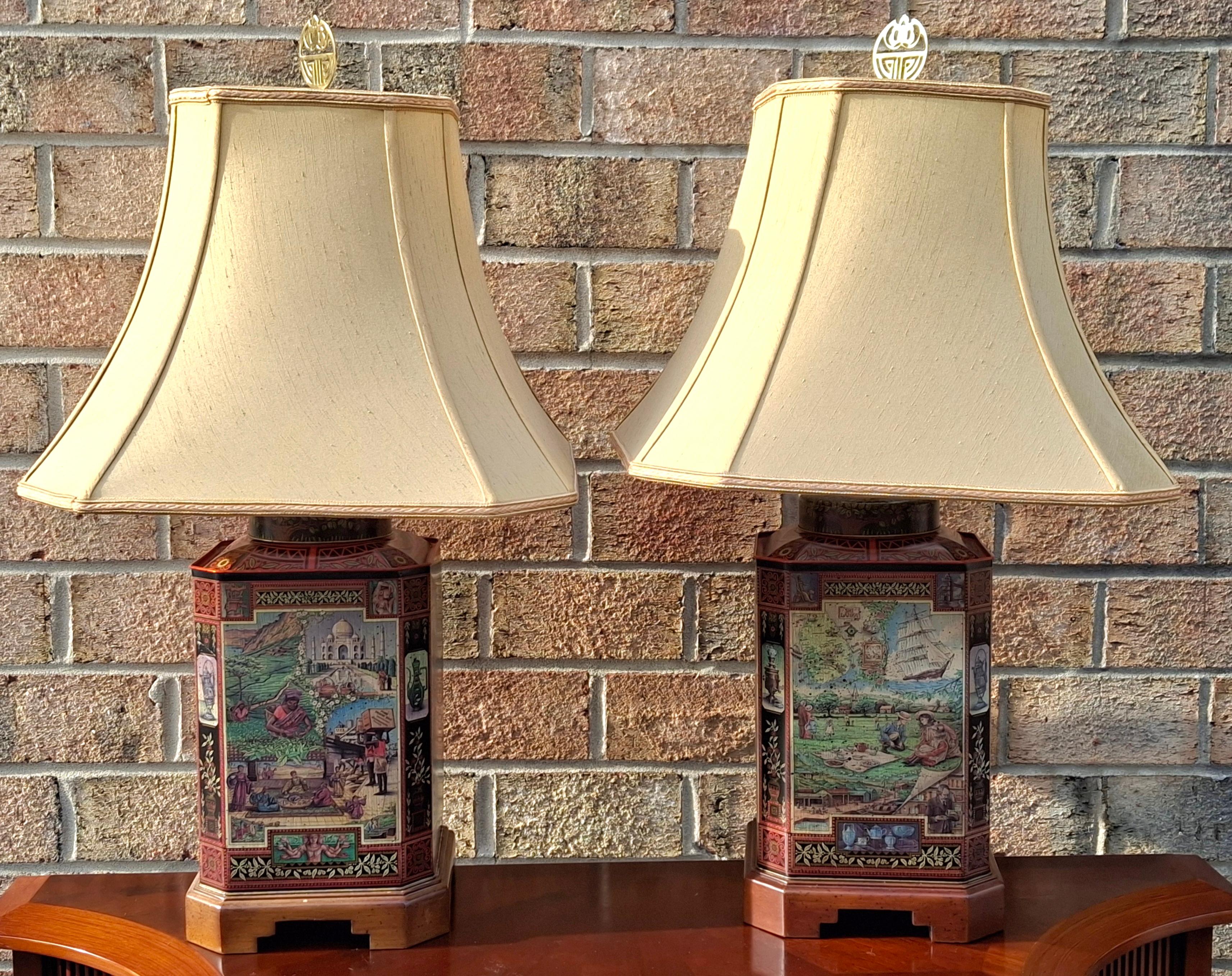 Paire de lampes de table Wildwood Lamps en étain et base en bois, avec boîte à thé en tôle japonaise Excellent état - En vente à Germantown, MD