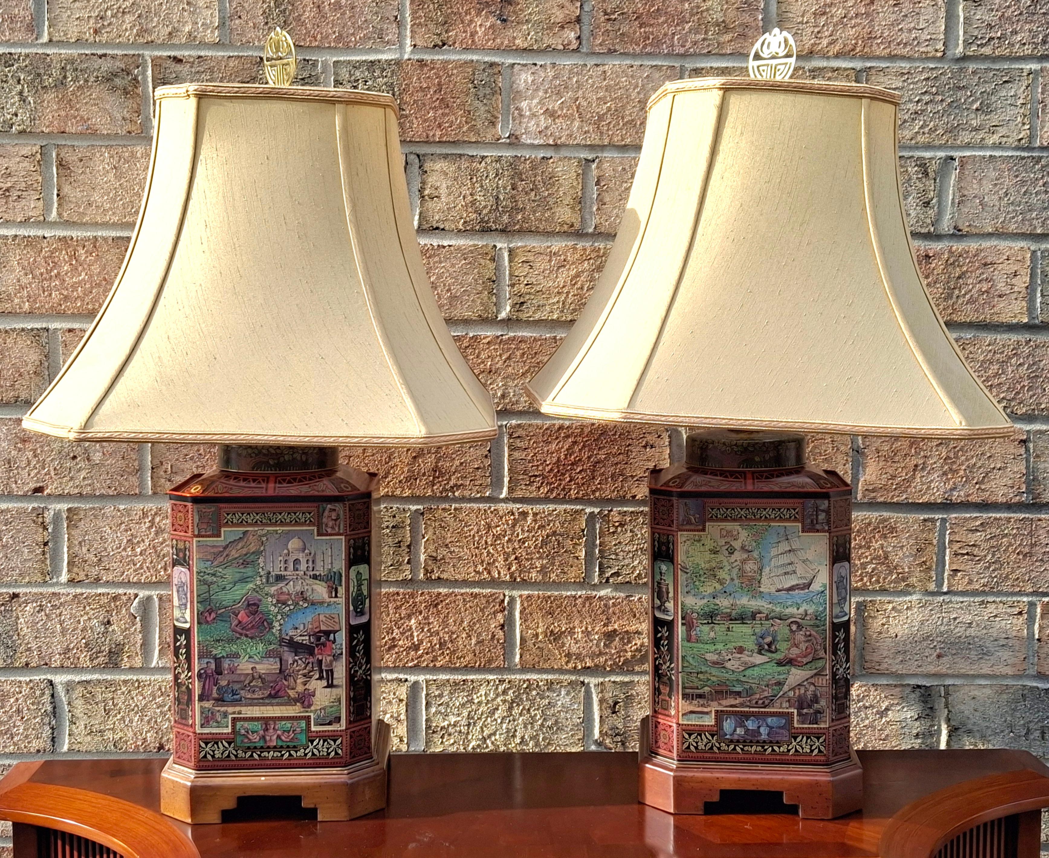 20ième siècle Paire de lampes de table Wildwood Lamps en étain et base en bois, avec boîte à thé en tôle japonaise en vente