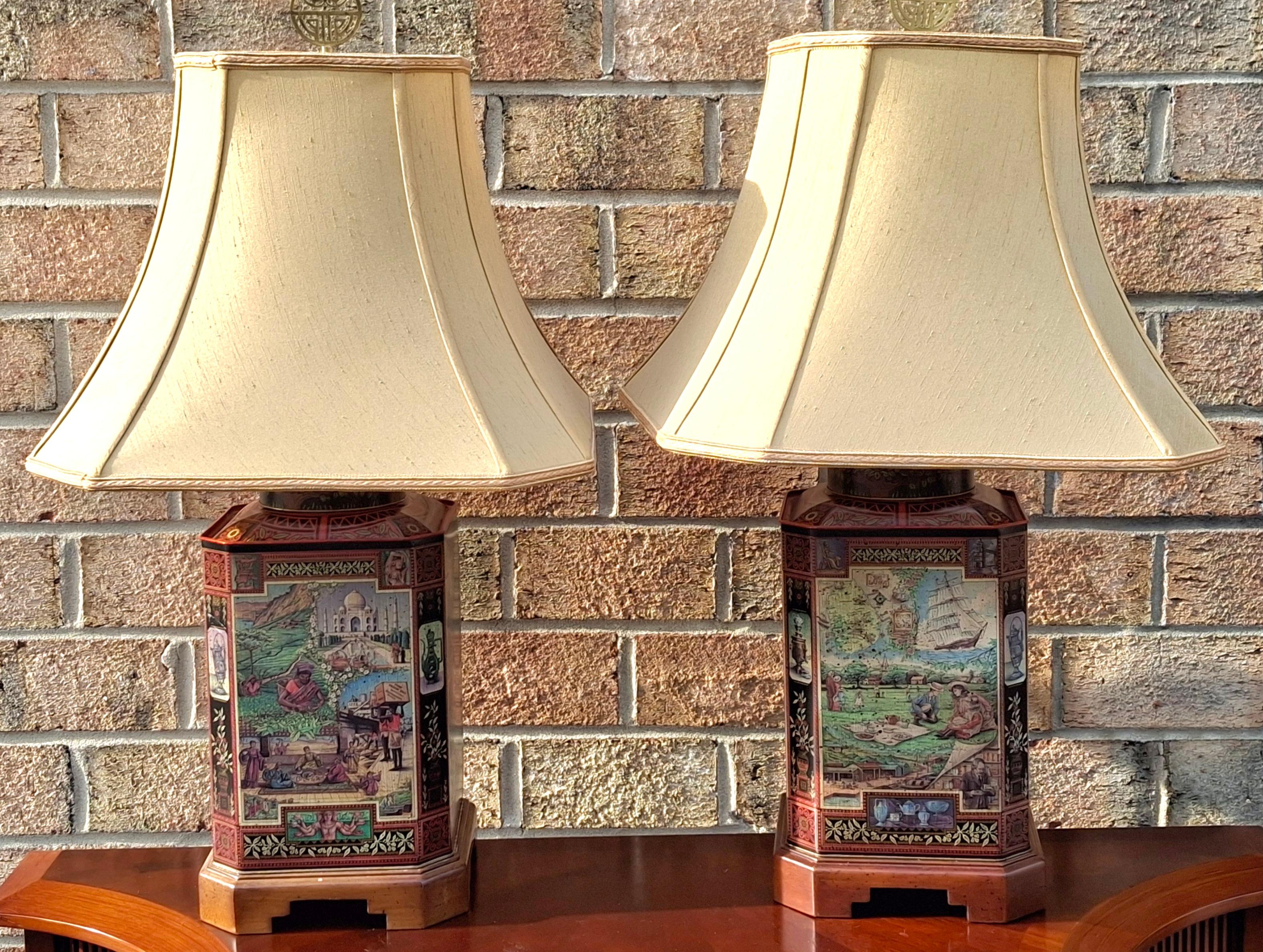 Étain Paire de lampes de table Wildwood Lamps en étain et base en bois, avec boîte à thé en tôle japonaise en vente