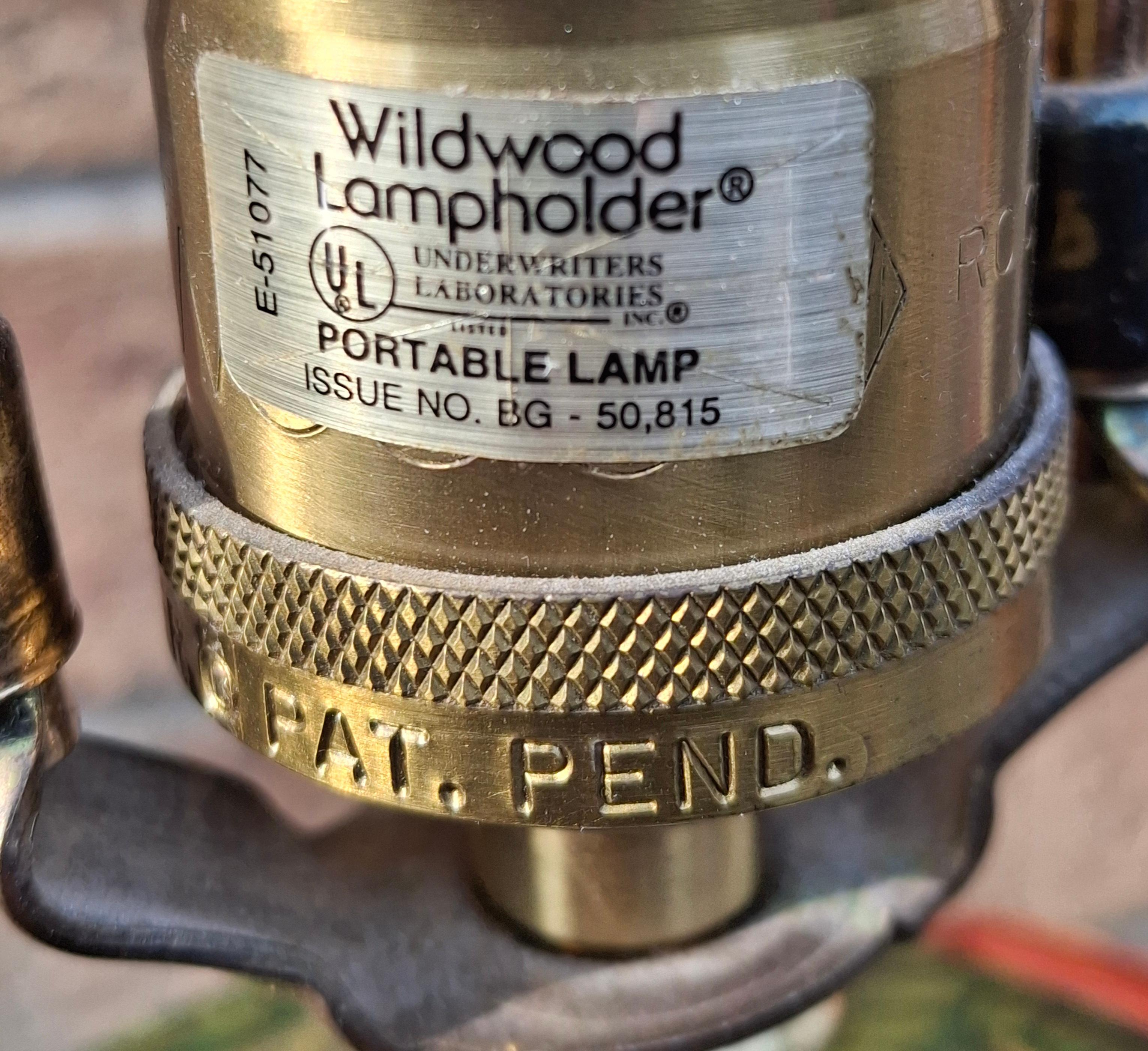 Paire de lampes de table Wildwood Lamps en étain et base en bois, avec boîte à thé en tôle japonaise en vente 1