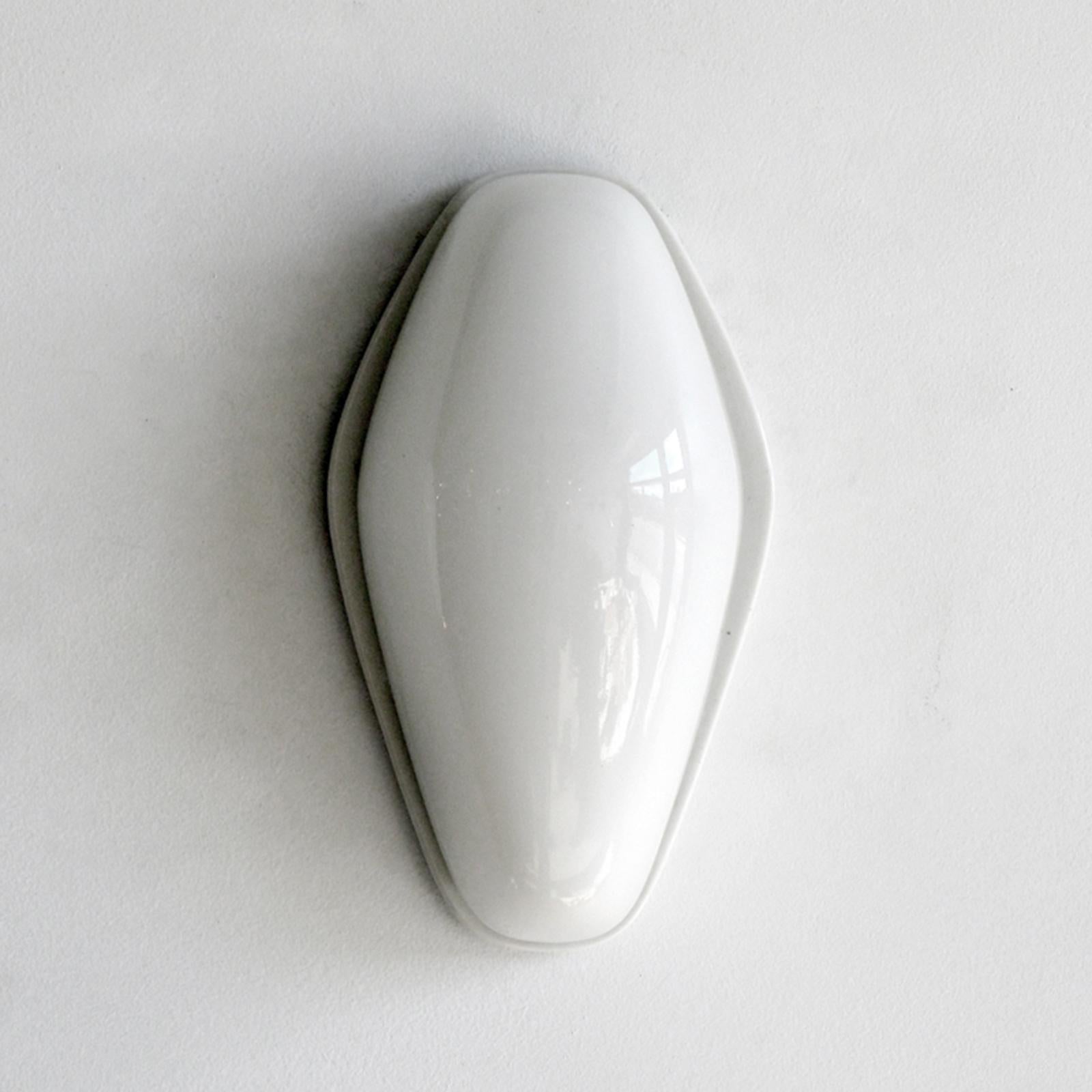 Elegante pareja de apliques Wagenfeld diseñados por Wilhelm Wagenfeld para Lindner, en porcelana marfil con tapas de bombillas de cristal opaco, Werksverzeichnis nº 356, Wilhelm Wagenfeld para Lindner GmbH, 1956.