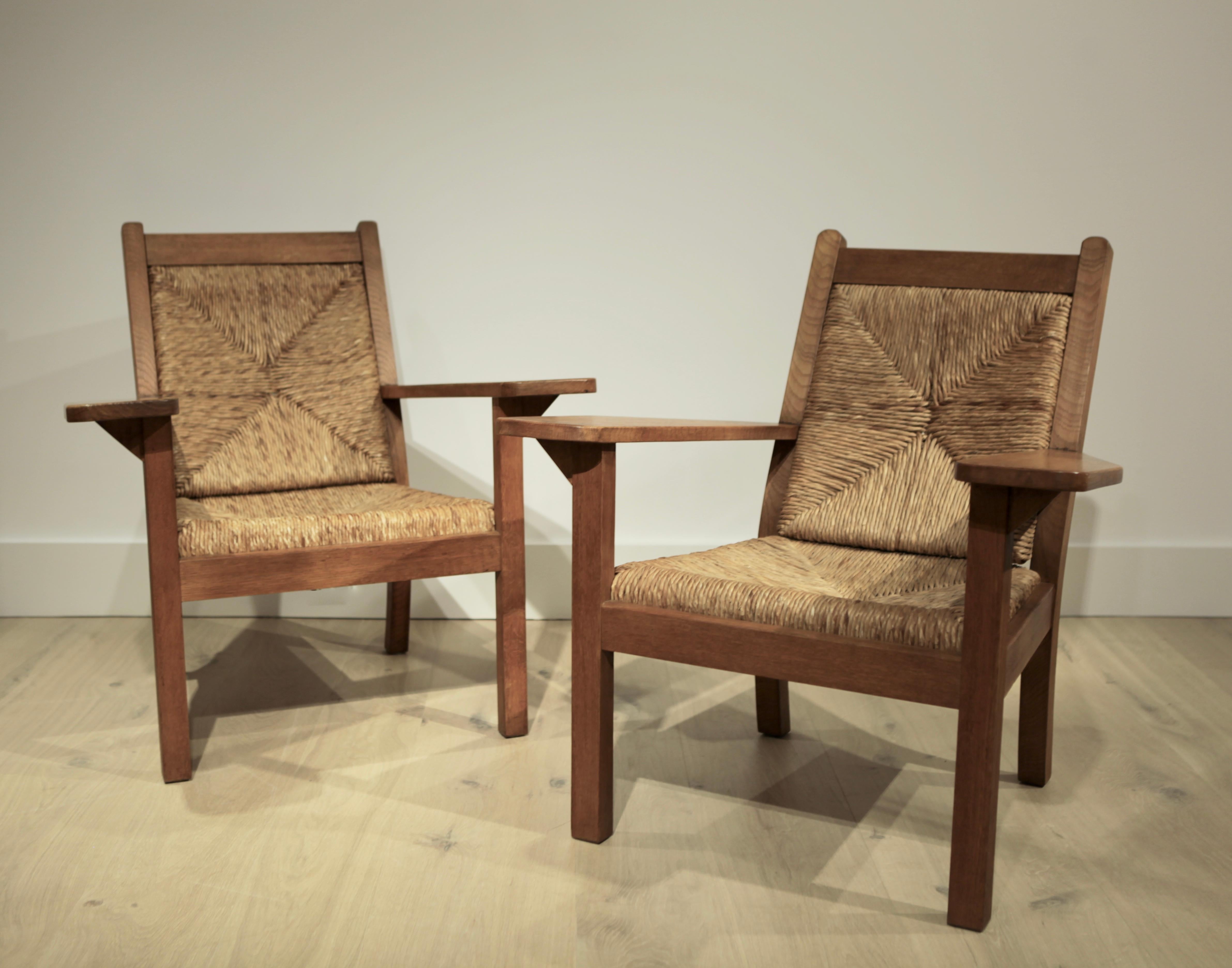 Une paire de rares fauteuils en chêne et en jonc tressé original:: conçus par l'artiste allemand Willi Ohler et fabriqués par Erich Schultz dans les années 1920. 
Les fauteuils ont des accoudoirs exceptionnellement larges et une forme décontractée.
