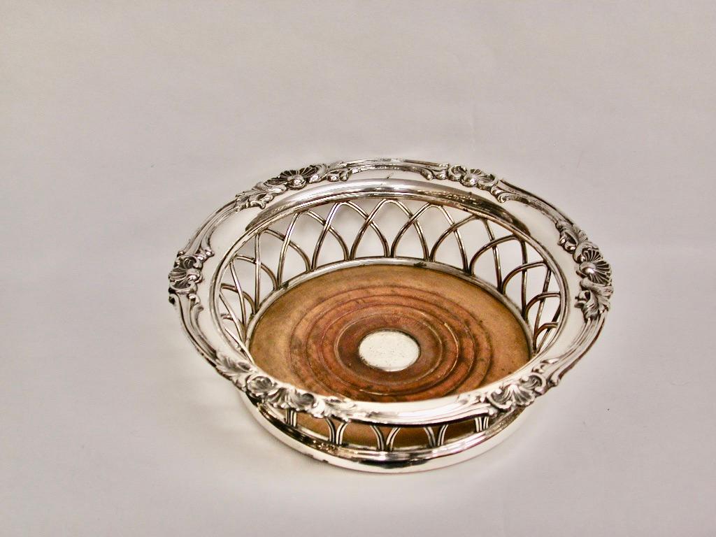 Pair Of William 1V old sheffield wine coasters, dated circa 1830
Pair of fine condition old sheffield wine and decanter coasters.
Made of a lovely basket weave with shell,foiliate and scroll borders.
The borders are lead filled to give good