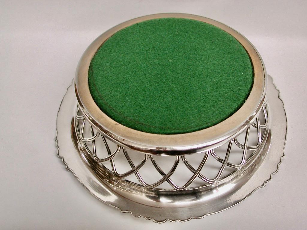 Pair Of William 1V Old Sheffield Wine Coasters, Dated Circa 1830 In Good Condition For Sale In London, GB