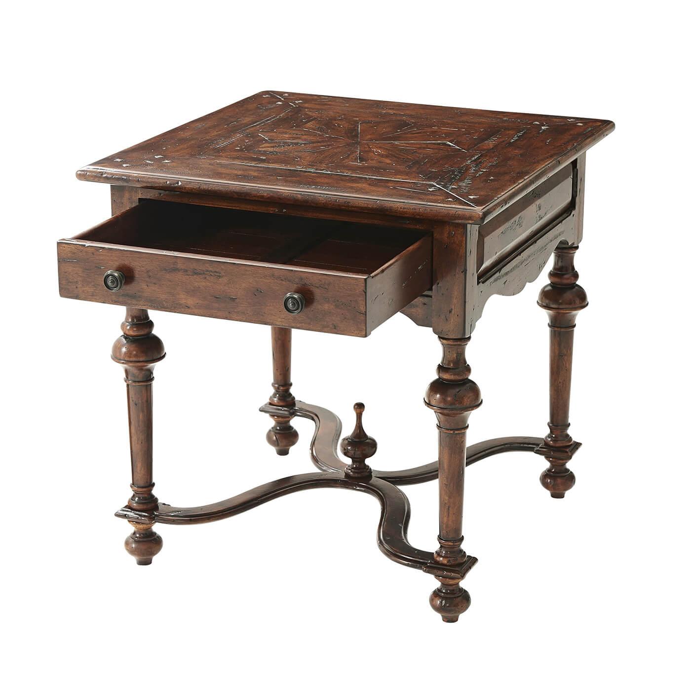 Table d'appoint en bois antique de style William and Mary, le plateau carré en parquet au-dessus d'un tiroir, et les pieds tournés en forme de cloche reliés par une entretoise serpentine en forme de 