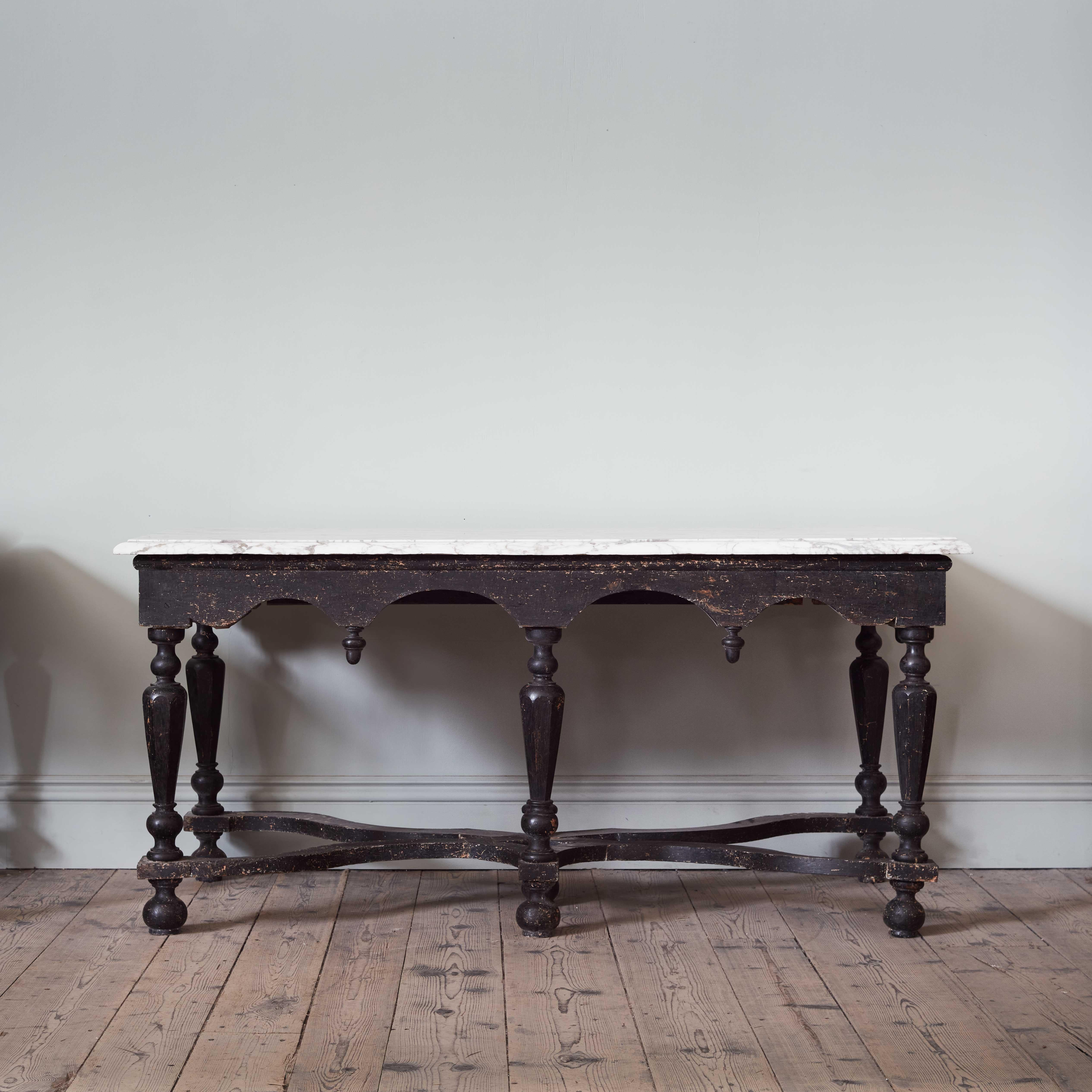 Paire extrêmement rare de tables d'appoint William and Mary, avec plateaux originaux en marbre de Carrare

Soigneusement décapée pour révéler les moindres vestiges de la surface noire japannée d'origine, une rare photographie de 1910 montre l'une