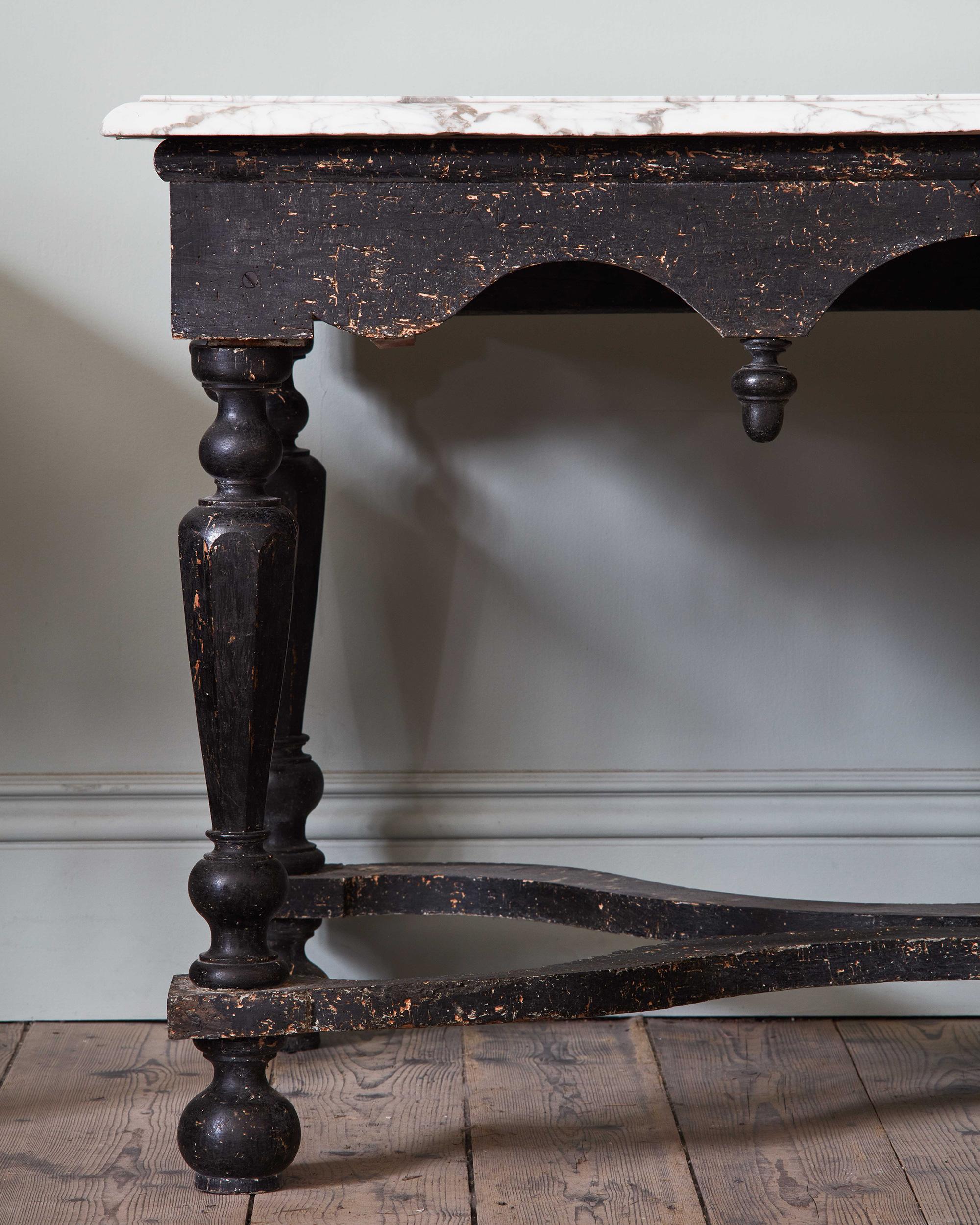 Paire de tables d'appoint William and Mary avec plateau en marbre de Carrare Bon état - En vente à London, GB