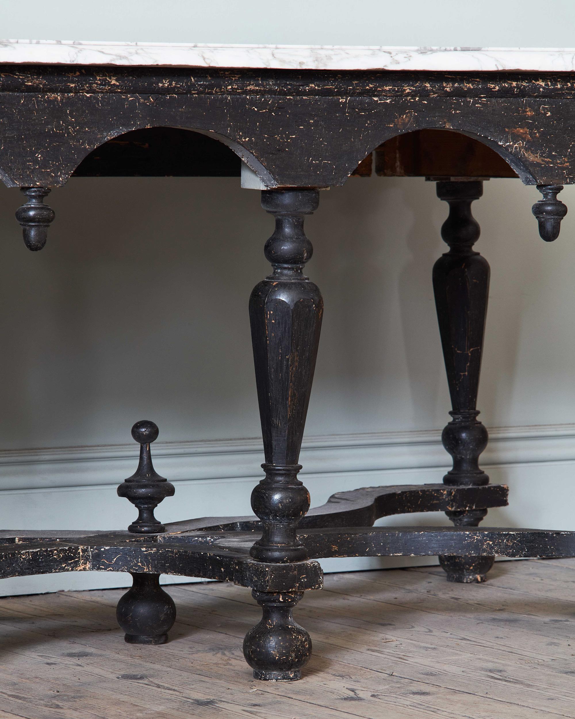 17ème siècle Paire de tables d'appoint William and Mary avec plateau en marbre de Carrare en vente