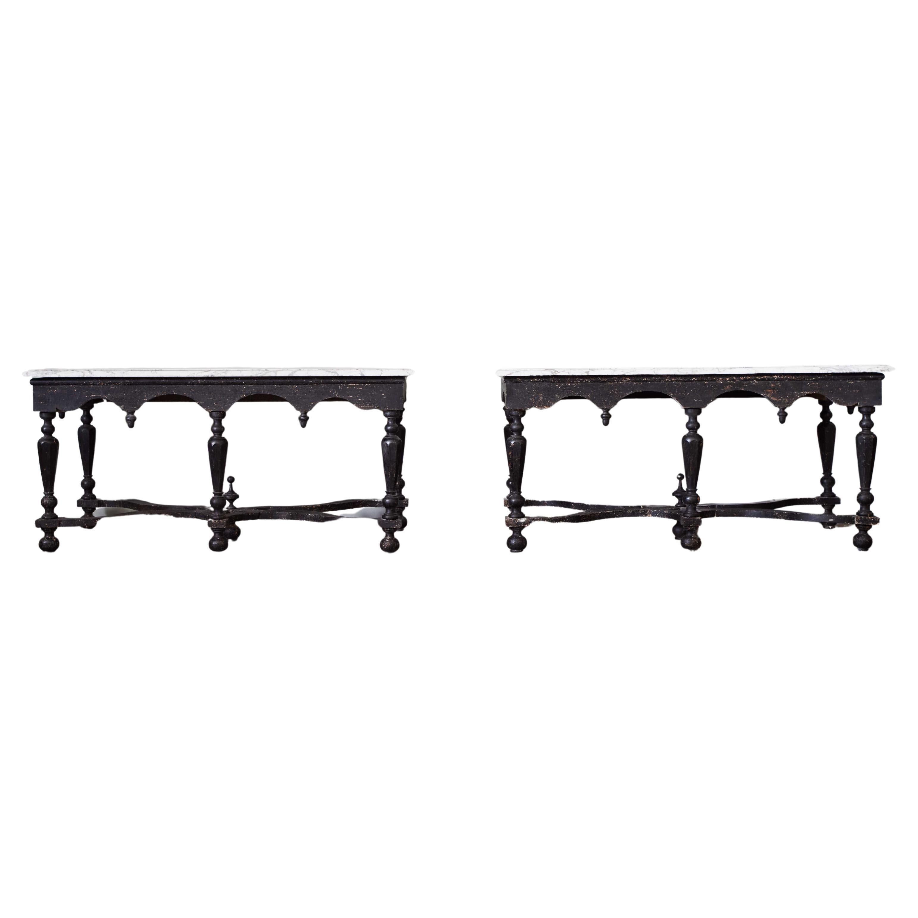 Paar William-and-Mary-Beistelltische mit Carrara-Marmorplatten