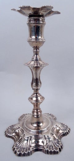Paire de bougeoirs géorgiens anglais « William Cafe » à six coquilles, 1757