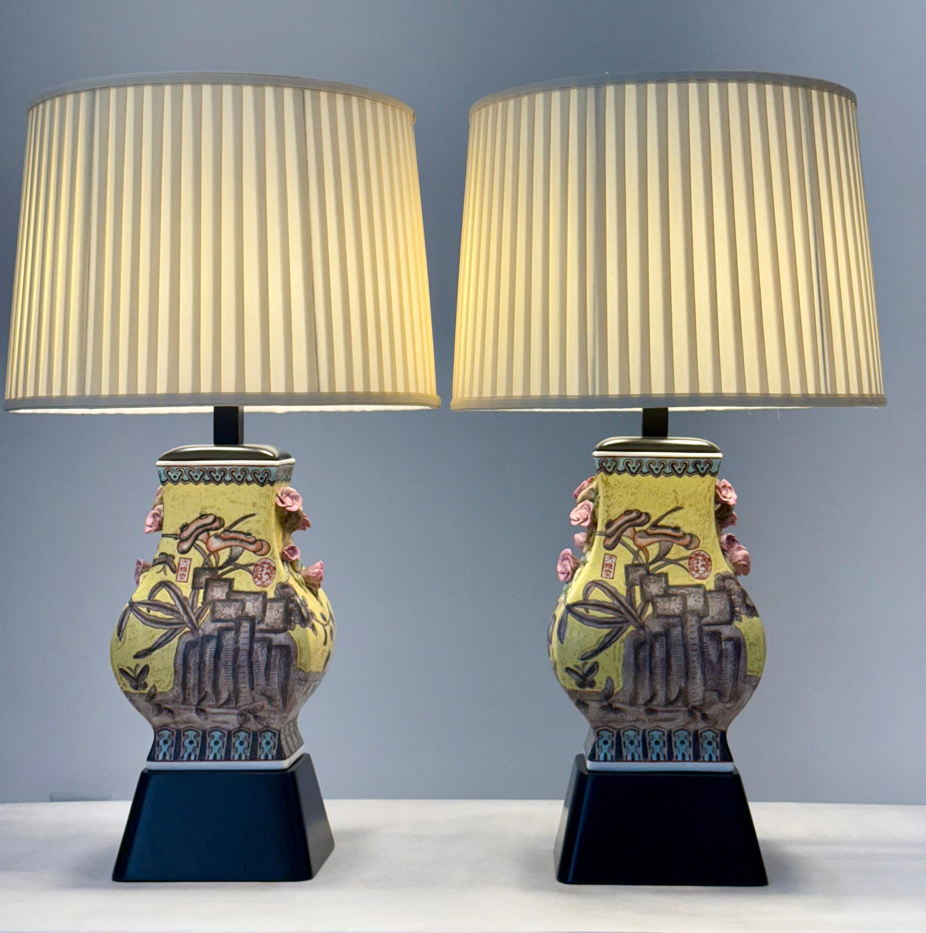 Questa elegante coppia di lampade da tavolo di ispirazione cinese è stata disegnata dal leggendario decoratore di Hollywood William Haines, risale agli anni '60 e proviene dalla proprietà dell'iconico attore Kirk Douglas. Ogni lampada presenta una