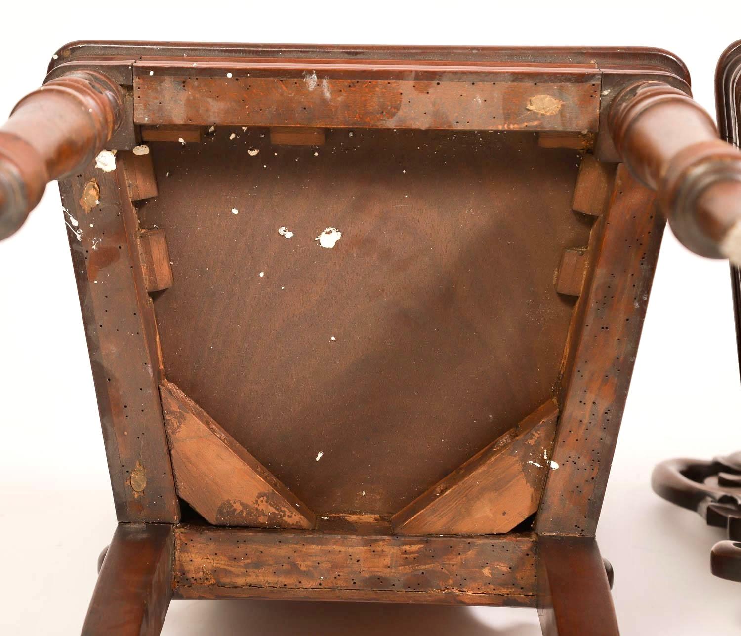 Pareja de sillas de salón William IV de caoba tallada en venta 3