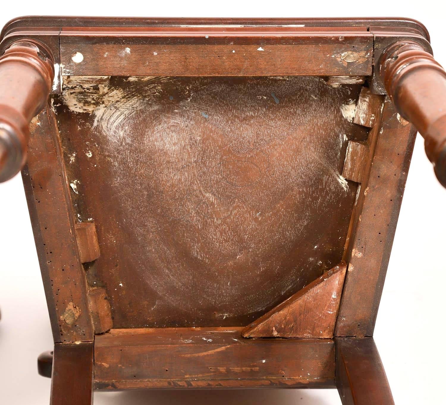 Pareja de sillas de salón William IV de caoba tallada en venta 4