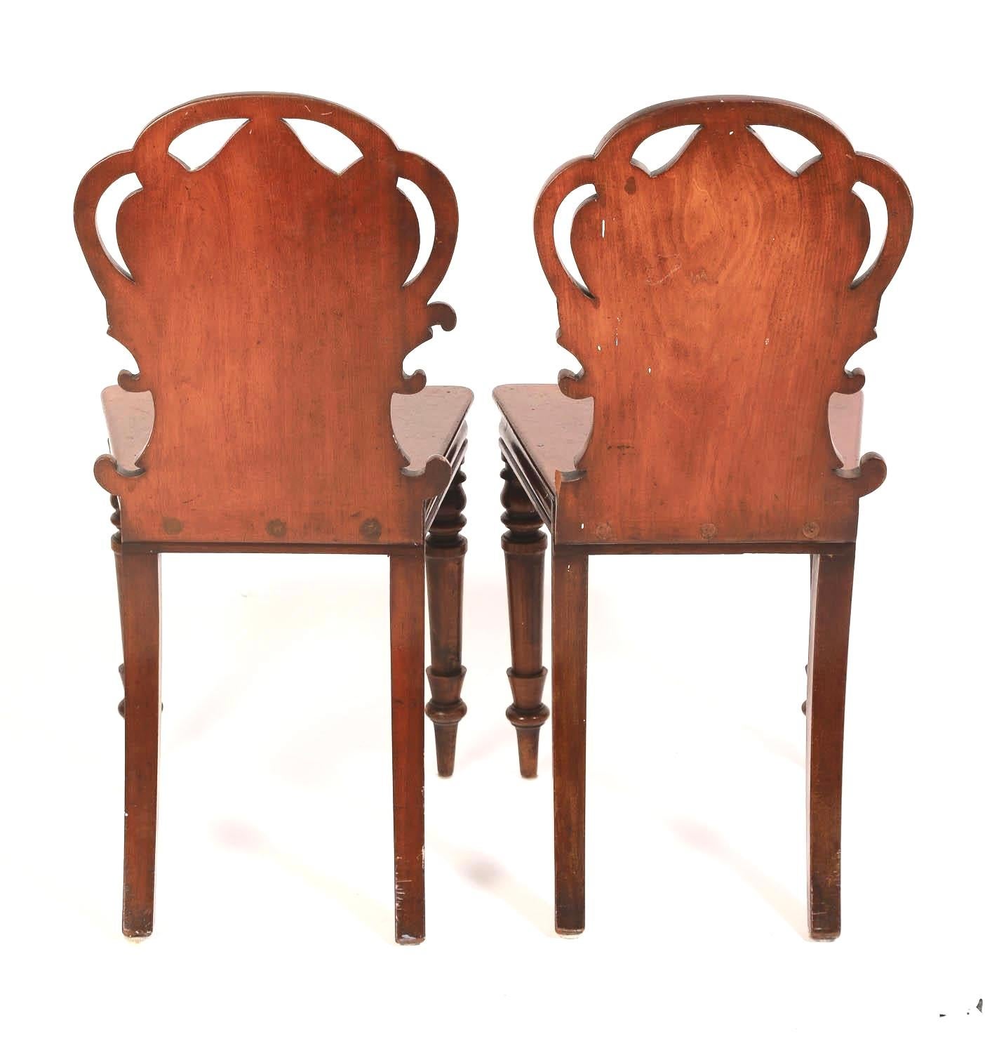 Pareja de sillas de salón William IV de caoba tallada Guillermo IV en venta