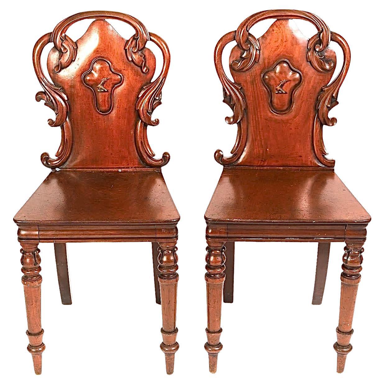 Pareja de sillas de salón William IV de caoba tallada en venta