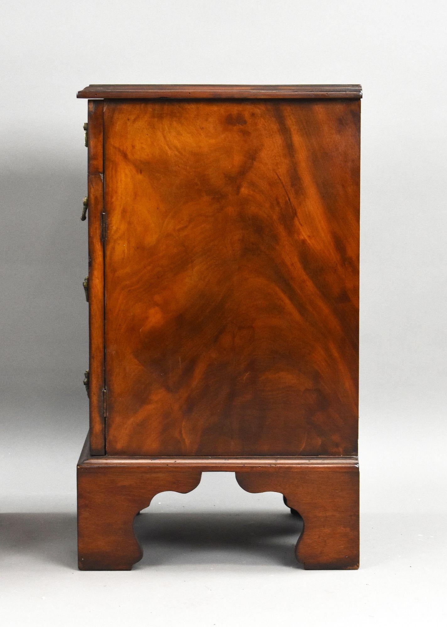 Pair of William IV Mahogany Bedsides en vente 4