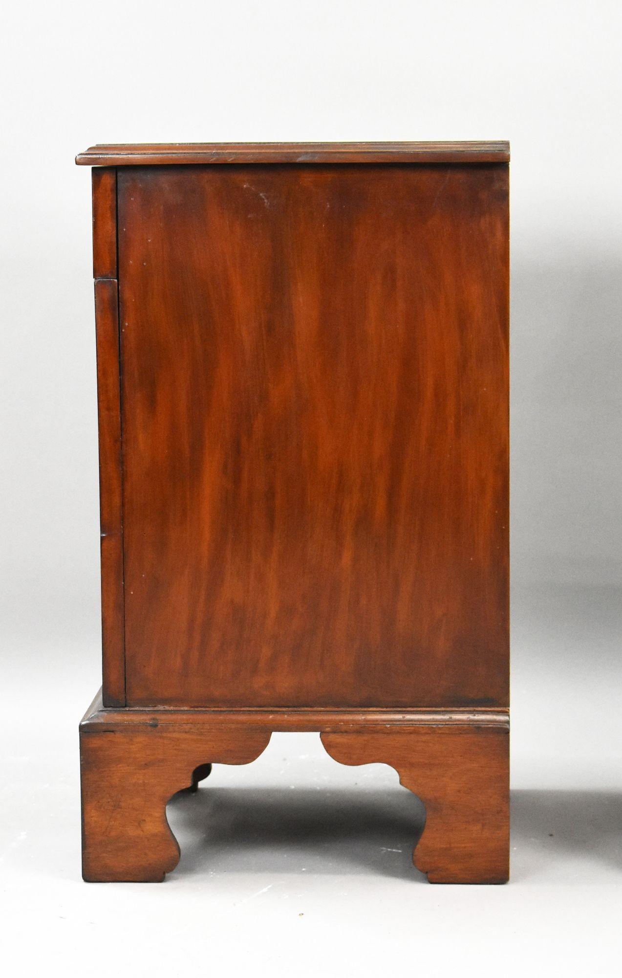 Pair of William IV Mahogany Bedsides en vente 5