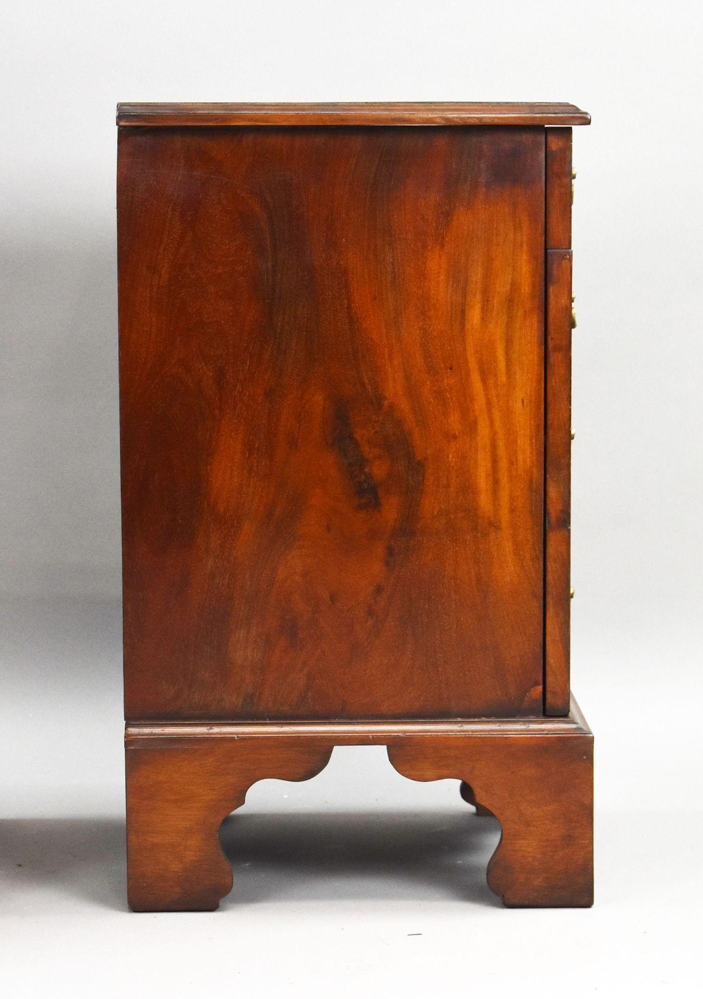 Pair of William IV Mahogany Bedsides en vente 6