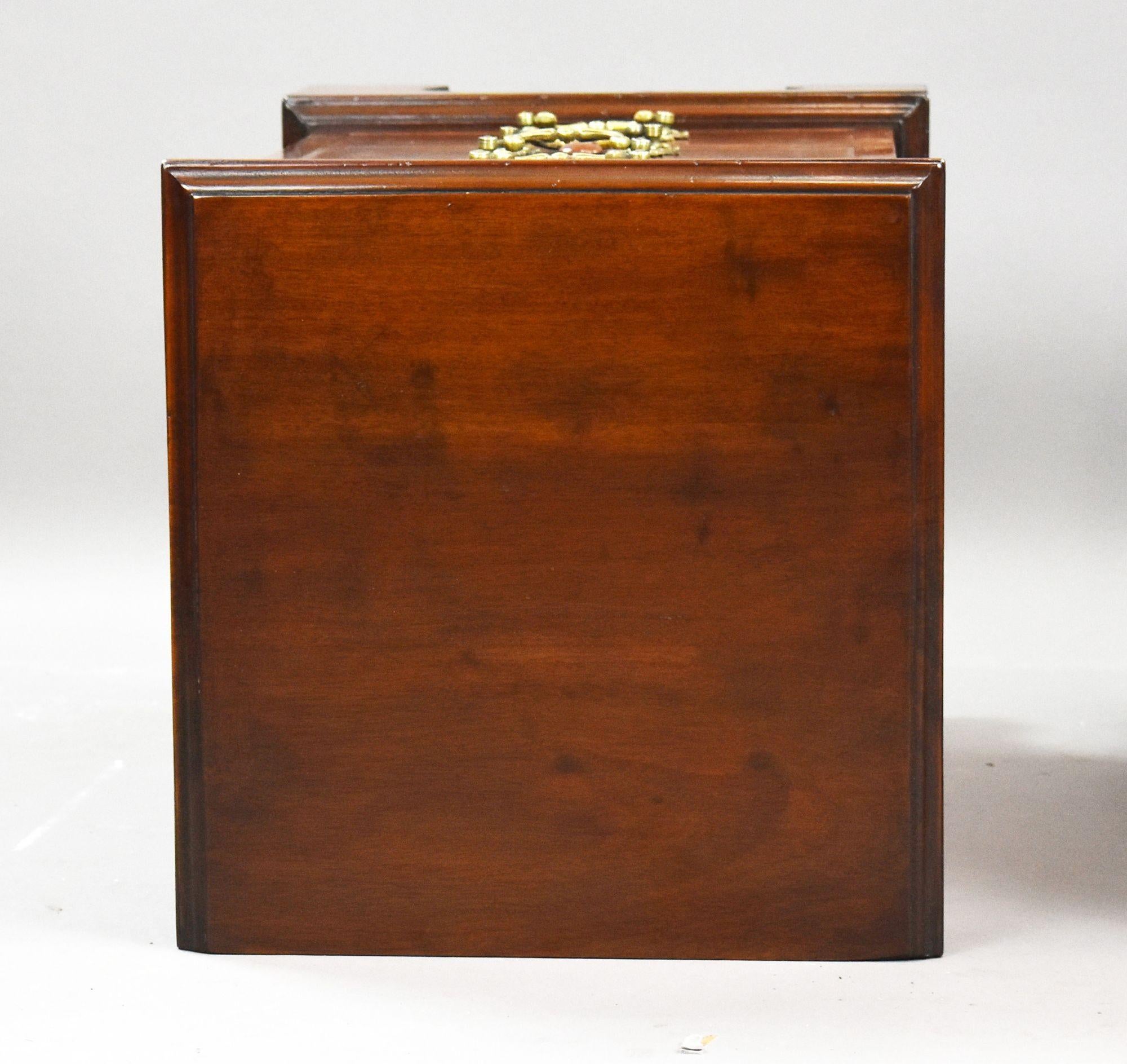 Pair of William IV Mahogany Bedsides en vente 7