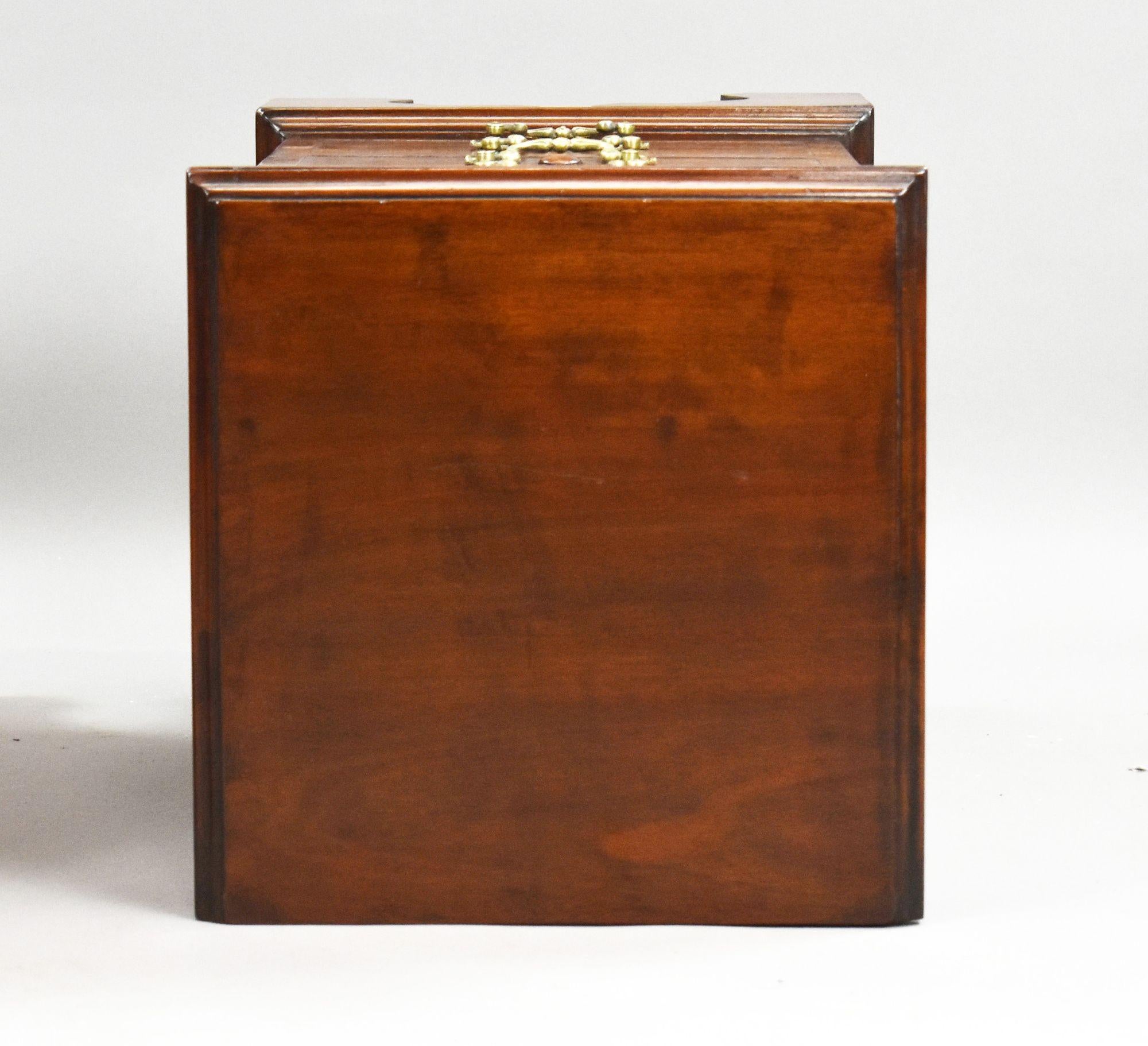 Pair of William IV Mahogany Bedsides en vente 8