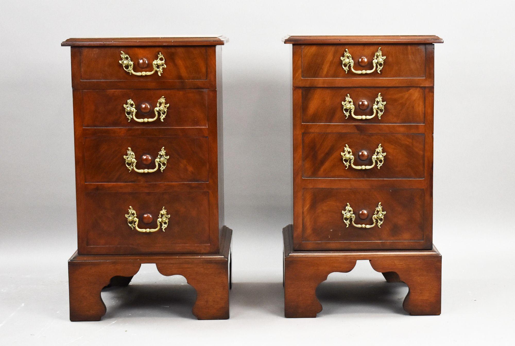 Paire de tables de chevet en acajou William IV
Code de l'article : 1380
Une belle paire de tables de chevet en acajou William IV bien assorties, offrant un mélange idéal d'artisanat du 19ème siècle et de praticité quotidienne. Chaque meuble comporte