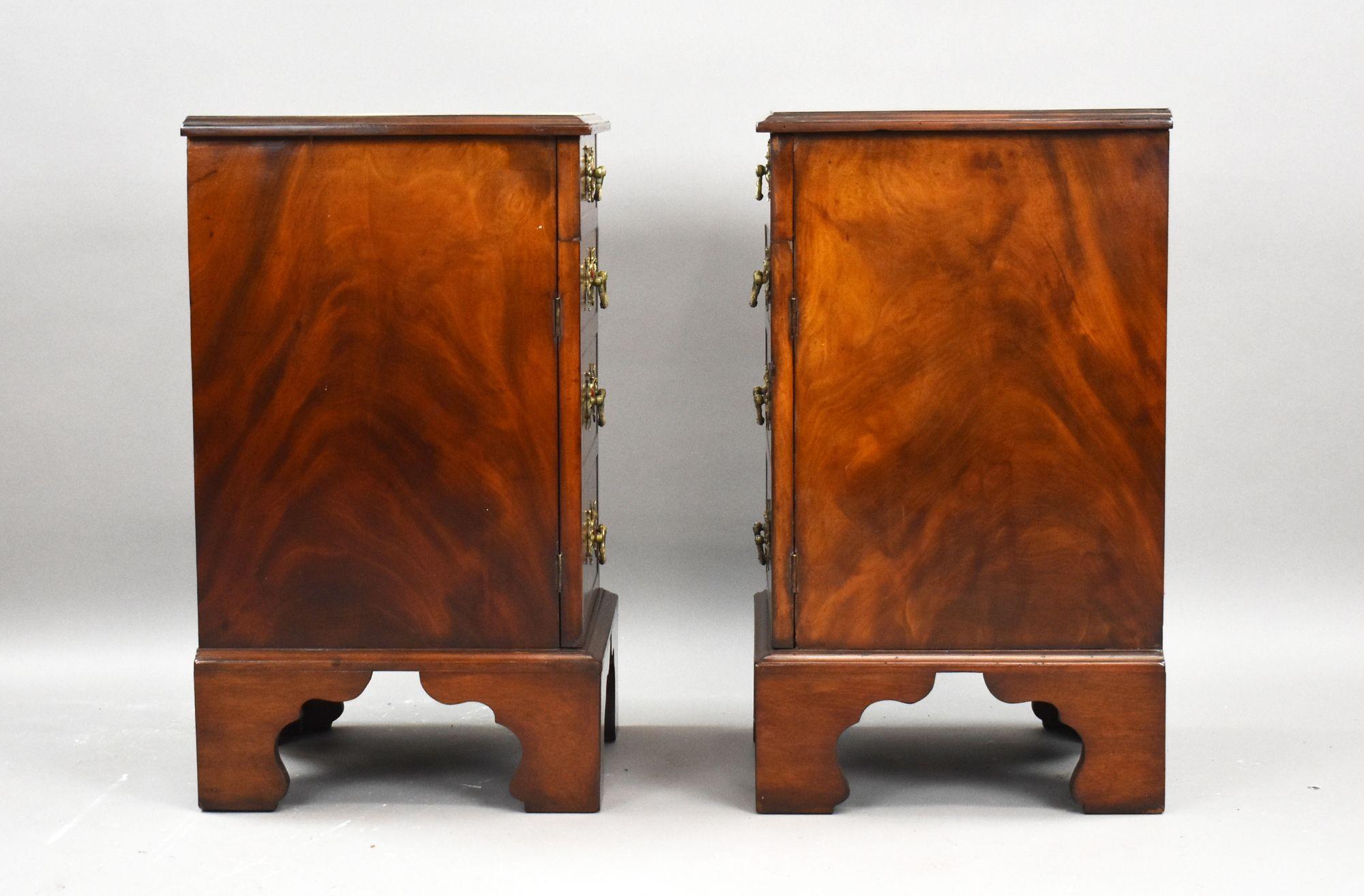 Anglais Pair of William IV Mahogany Bedsides en vente