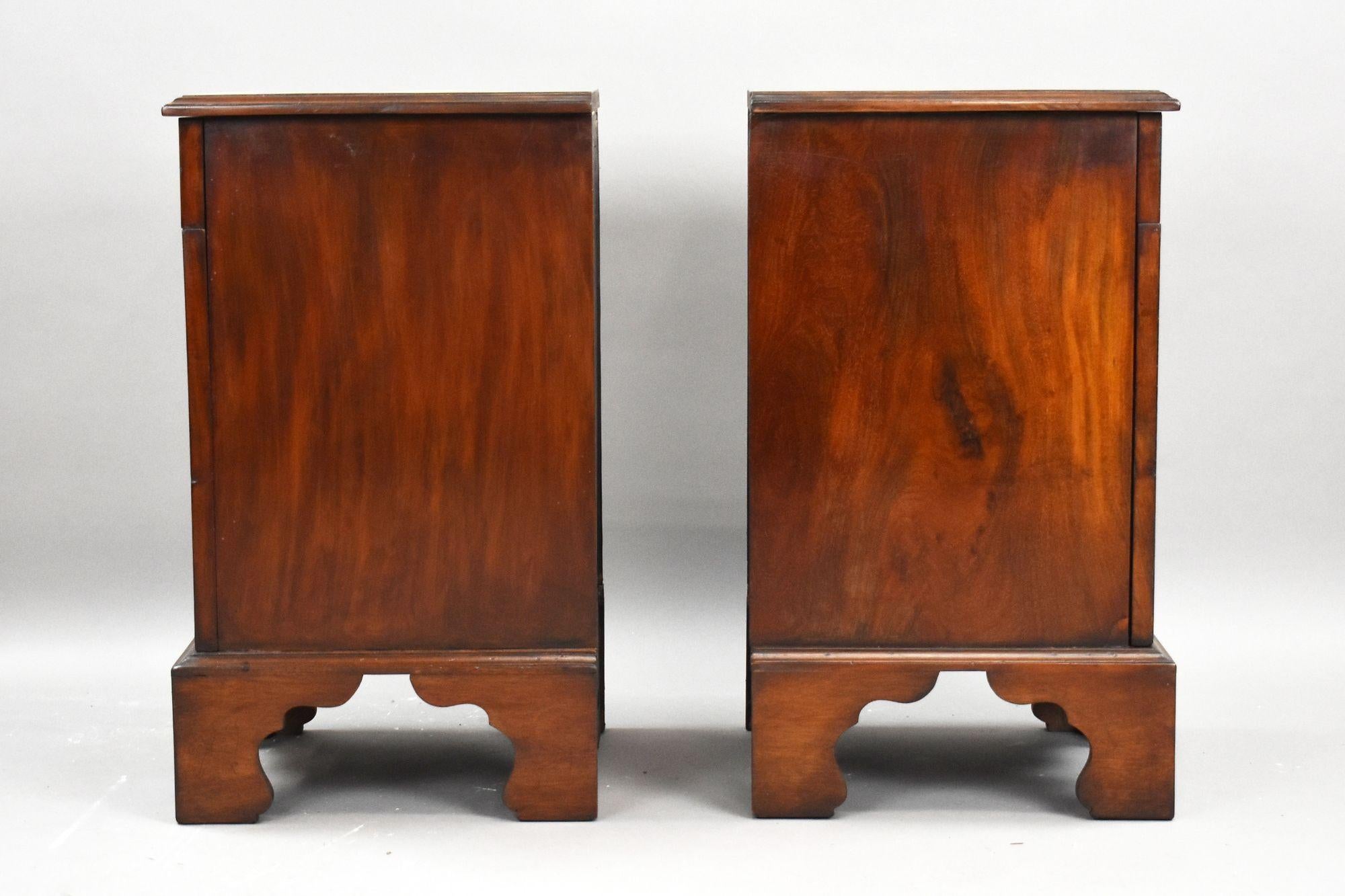 Pair of William IV Mahogany Bedsides Bon état - En vente à Chelmsford, Essex