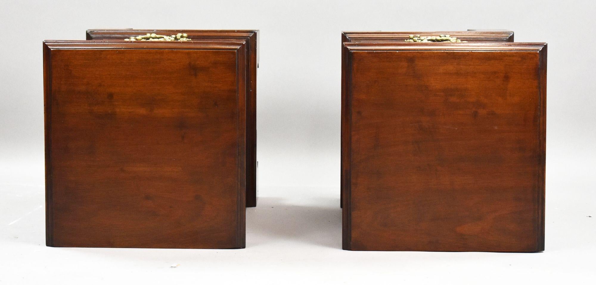 XIXe siècle Pair of William IV Mahogany Bedsides en vente