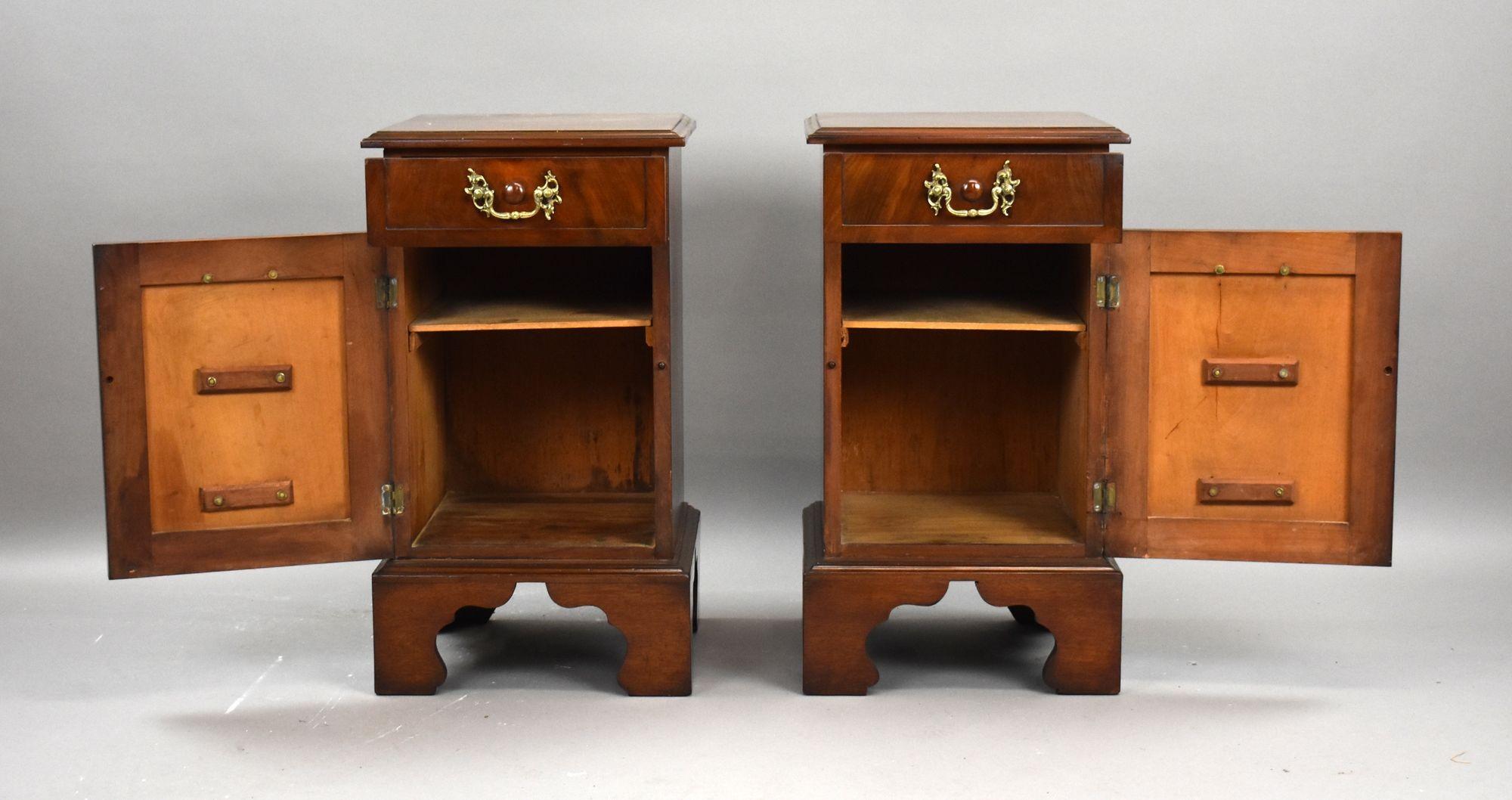 Acajou Pair of William IV Mahogany Bedsides en vente