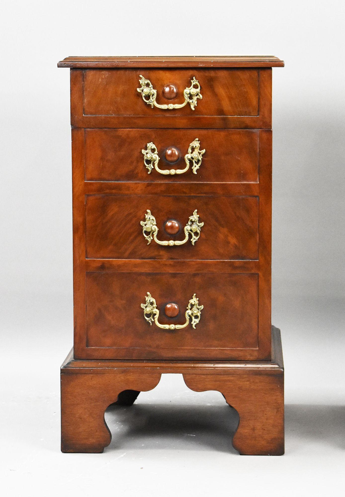 Pair of William IV Mahogany Bedsides en vente 1