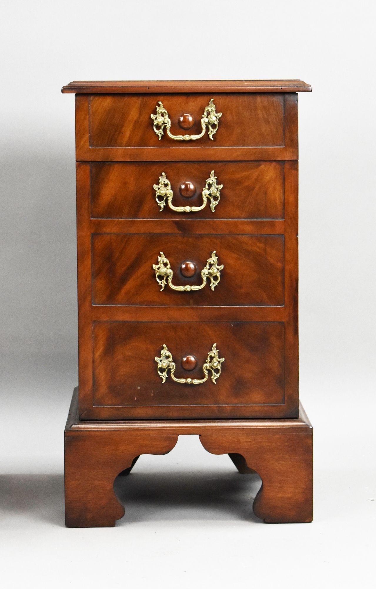 Pair of William IV Mahogany Bedsides en vente 2